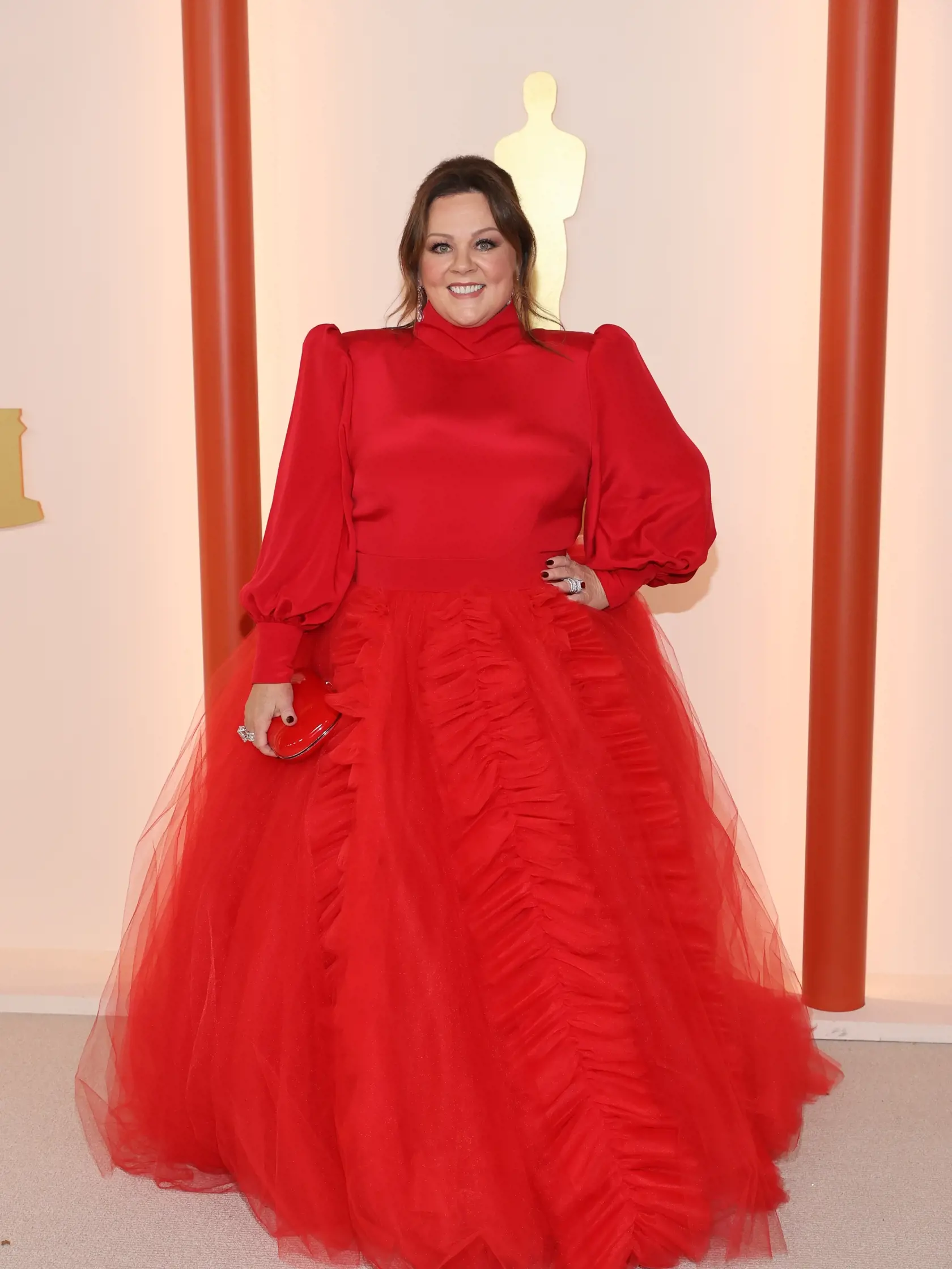 Herečka Melissa McCarthy (52) mala na sebe nadýchanú červenú róbu s dramatickými rukávmi, ktorá jej pridala zbytočné kilogramy.