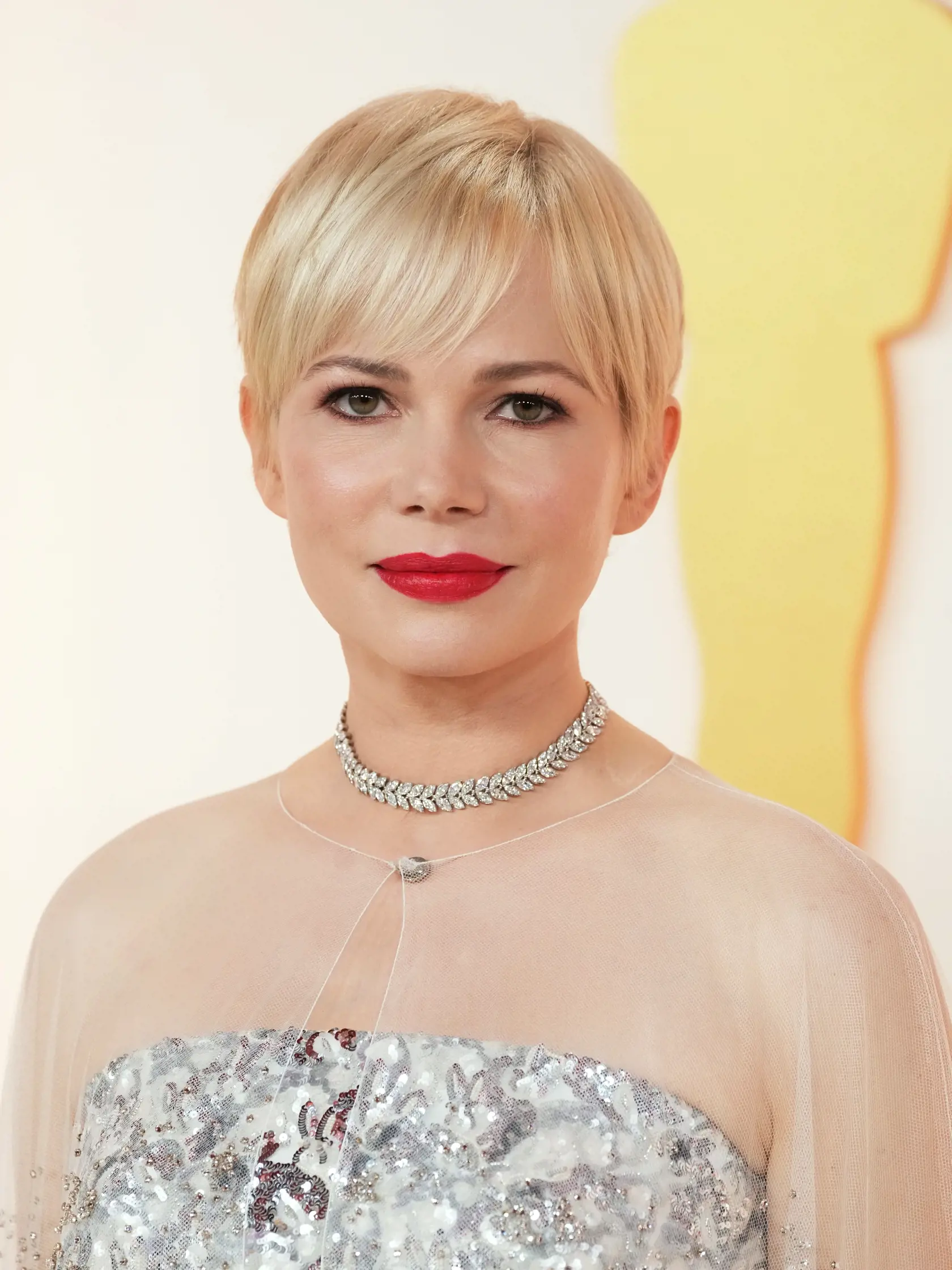 Michelle Williams (42) spáchala zločin proti móde vo svojich bielych šatách bez ramienok, na ktorých visel trblietavý, priesvitný kus látky.
