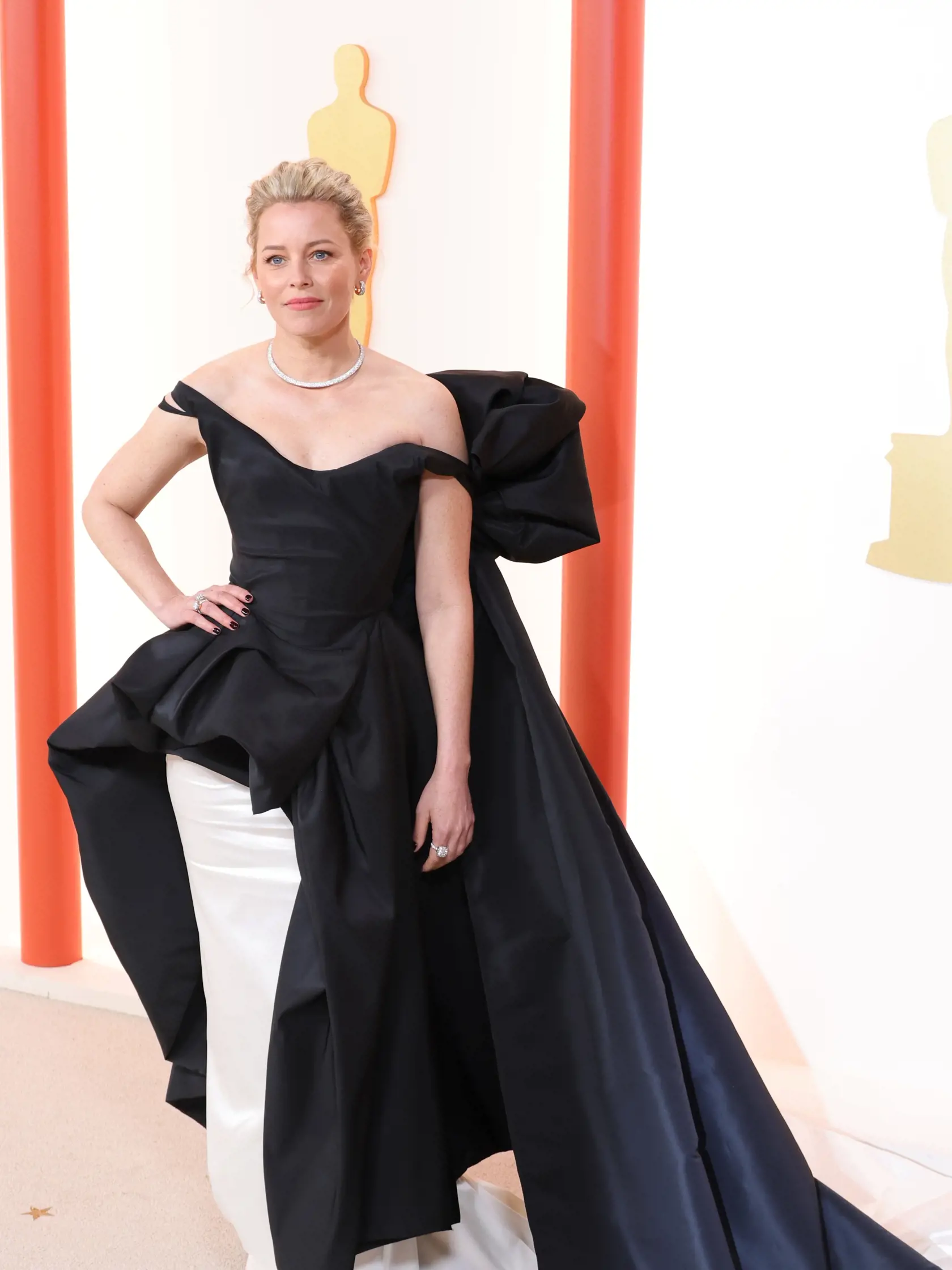 Hviezda filmov Hunger Games Elizabeth Banks (49) si obliekla čierno-biele vrstvené šaty, ktoré upútali pozornosť vo všetkých nesprávnych dôvodoch. Nafúknutá róba  s obrovskou vlečkou vzadu a nadmernými volánmi z nej spravila kráľovnú večera najhoršie oblečených dám.