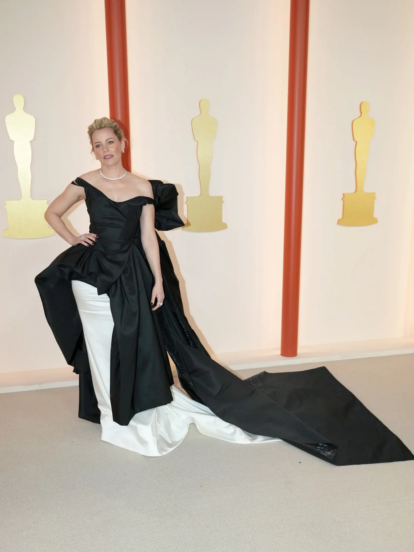 Hviezda filmov Hunger Games Elizabeth Banks (49) si obliekla čierno-biele vrstvené šaty, ktoré upútali pozornosť vo všetkých nesprávnych dôvodoch. Nafúknutá róba  s obrovskou vlečkou vzadu a nadmernými volánmi z nej spravila kráľovnú večera najhoršie oblečených dám.