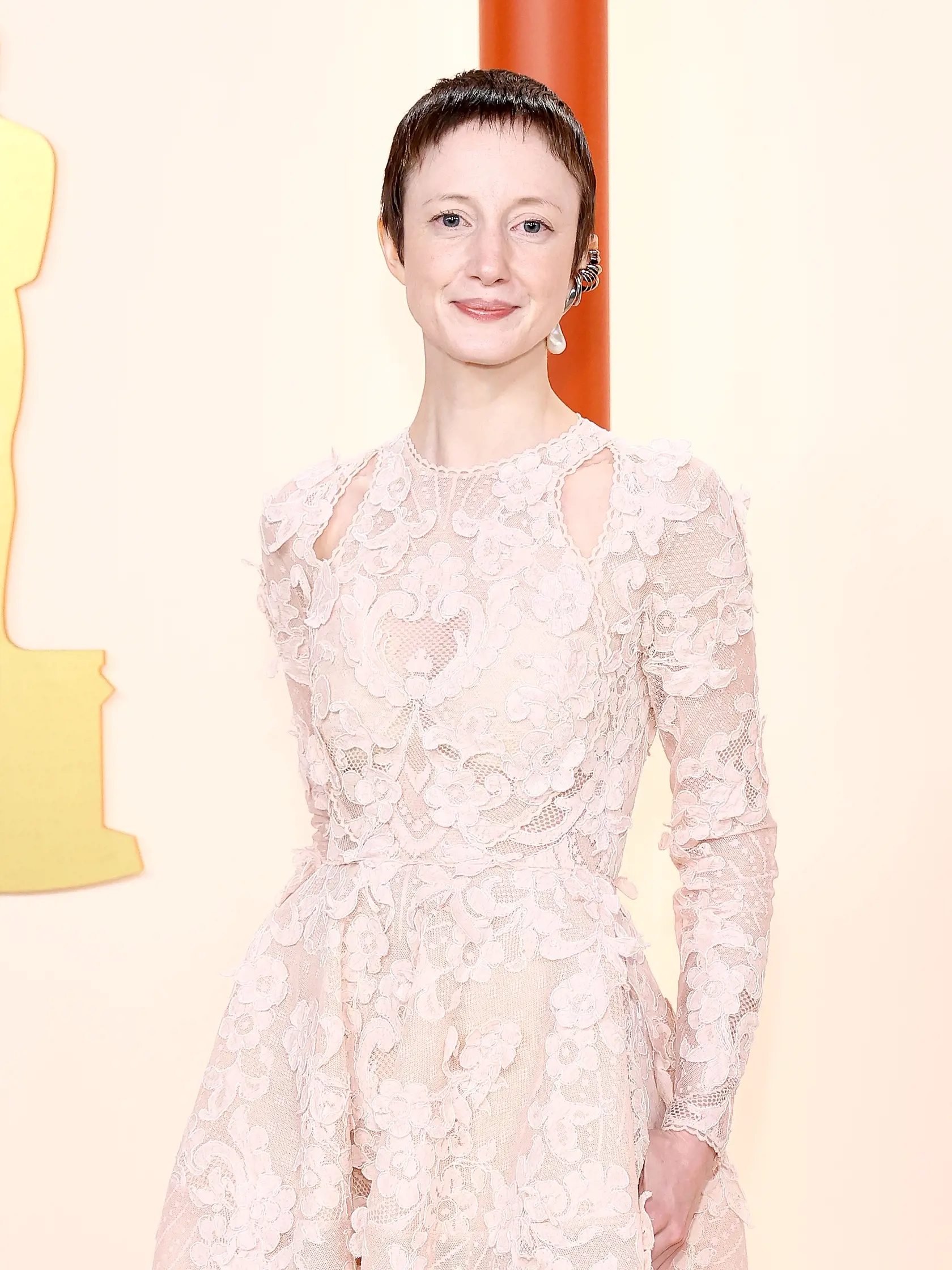Herečka Andrea Riseborough pôsobila veľmi bledo smutne. Podľa kritikov bola jedna z najhoršie oblečených dám.