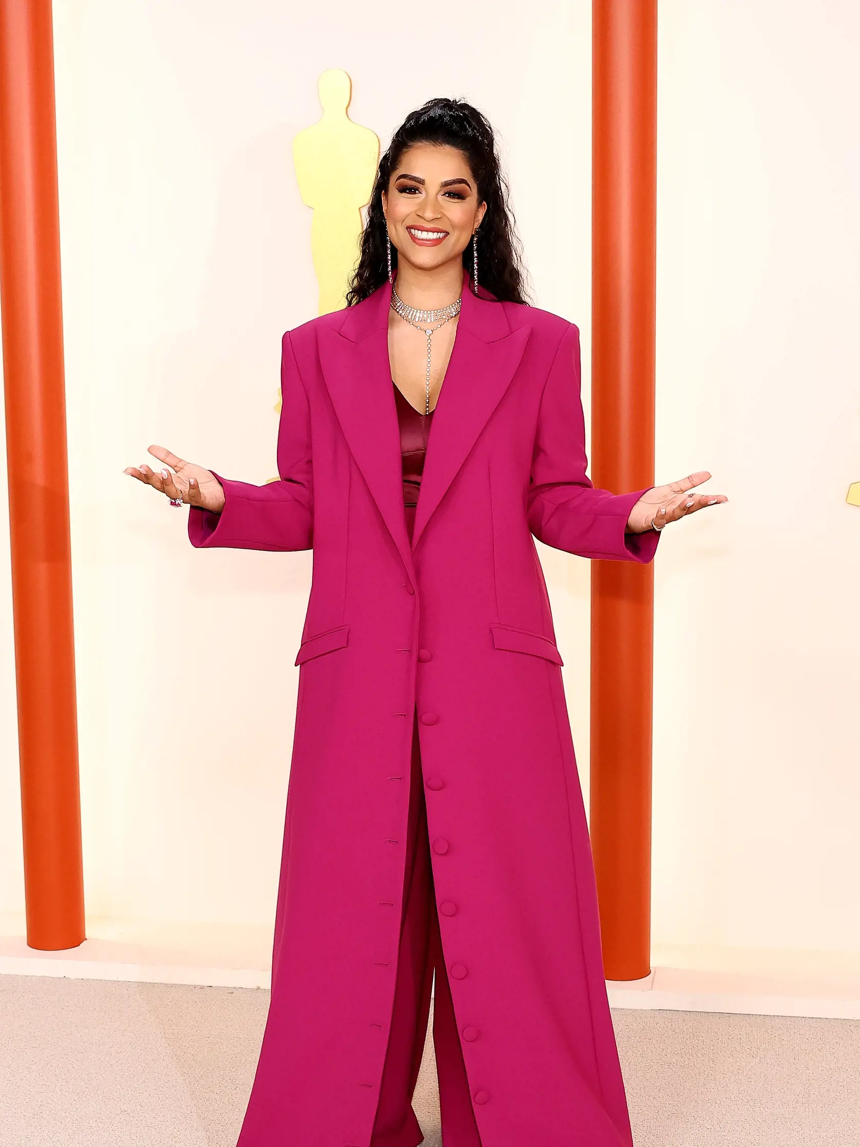 Populárna YouTuberka Lilly Singh (35) mala na Oscaroch v roku 2023 sporný outfit, obliekla si žiarivo ružový trenčkot až po zem a neohrabané čižmy.