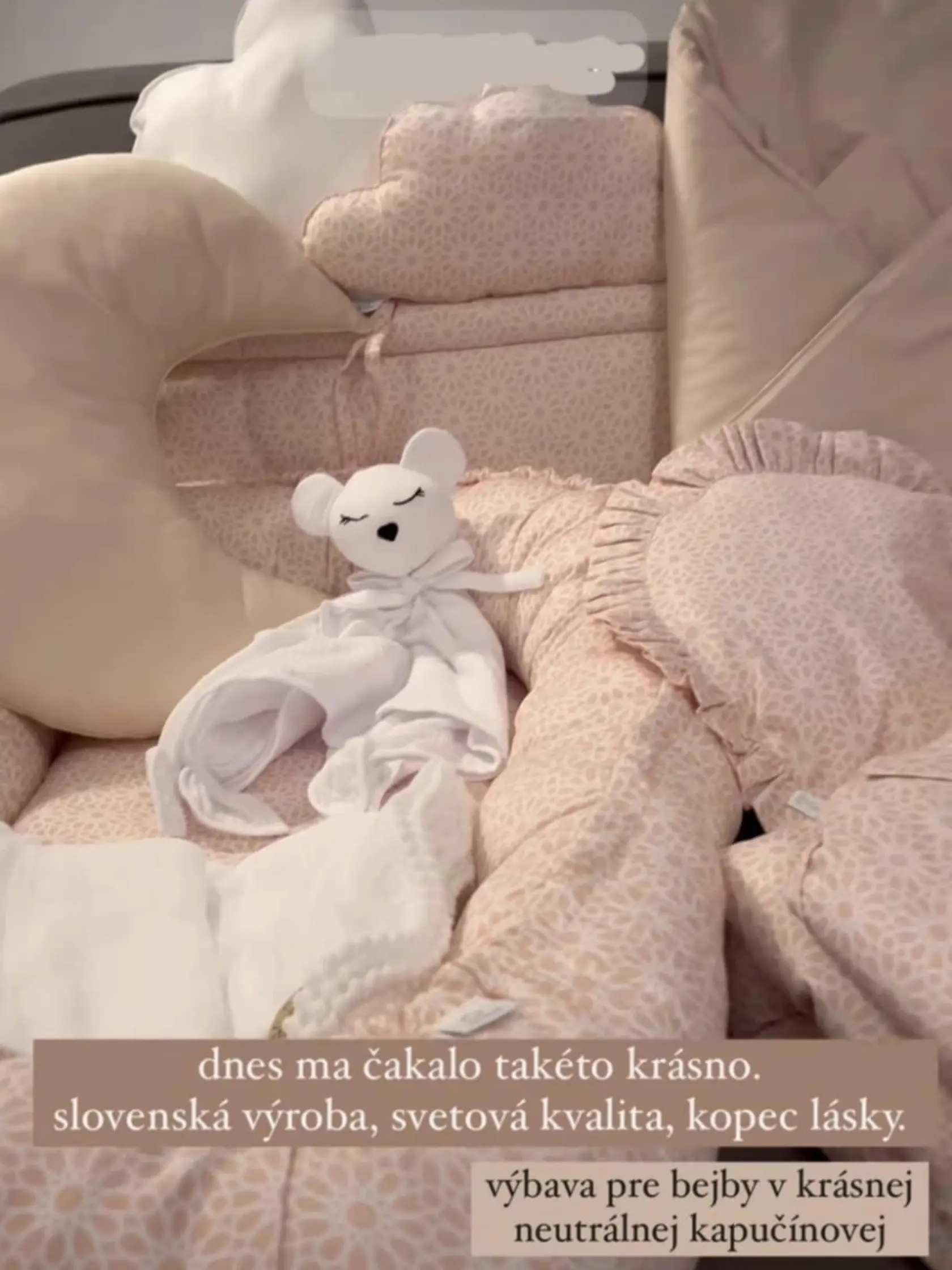 Petra ukázala výbavičku pre bábätko. Zvolila neutrálnu kapučínovú, no má nádych do ružova, nemyslíte?