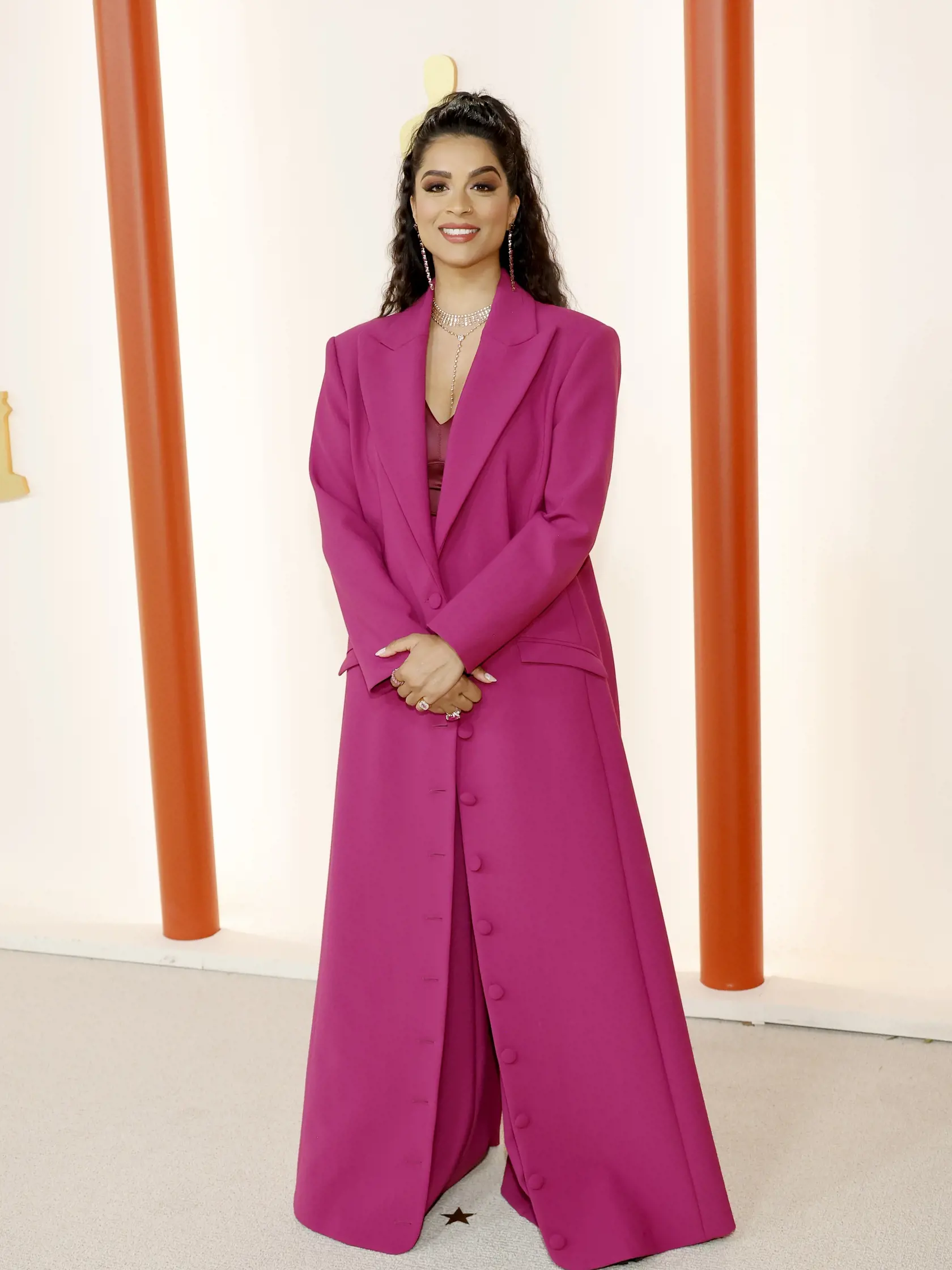 Populárna YouTuberka Lilly Singh (35) mala na Oscaroch v roku 2023 sporný outfit, obliekla si žiarivo ružový trenčkot až po zem a neohrabané čižmy.
