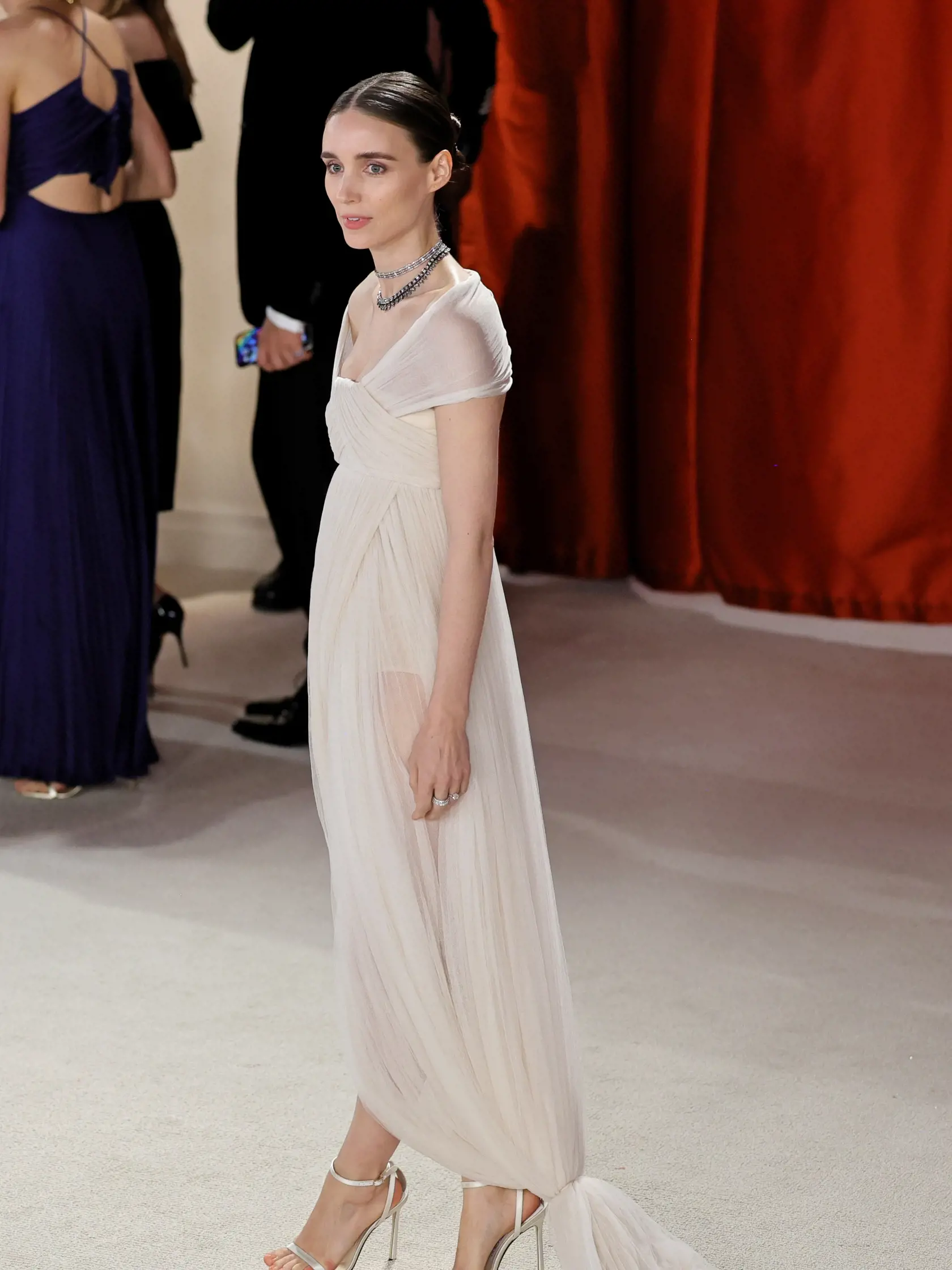 Podľa módnych kritikov pôsobila Rooney Mara ako z divného filmu a jej róba vyzerala ako z iného storočia.