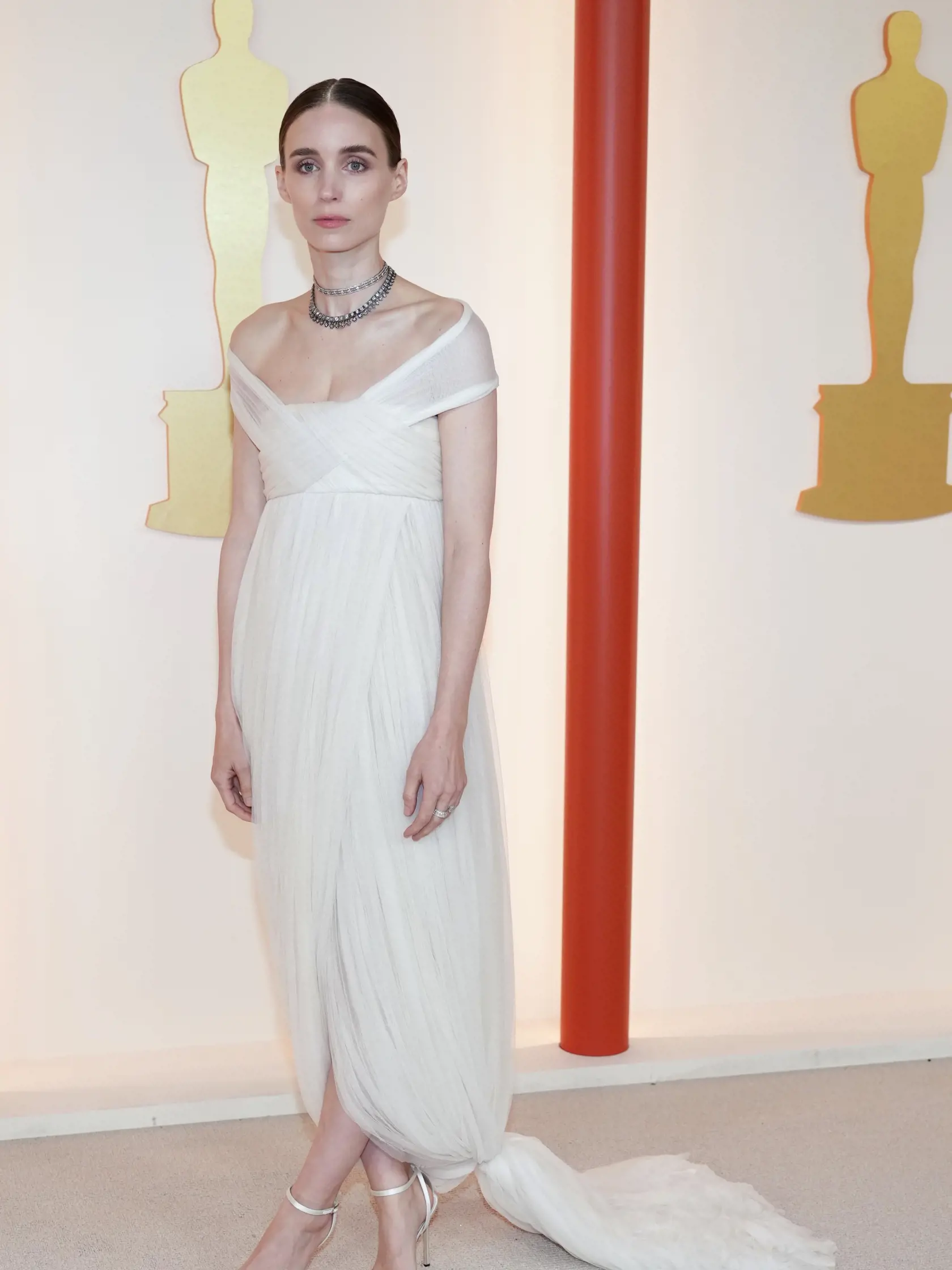 Podľa módnych kritikov pôsobila Rooney Mara ako z divného filmu a jej róba vyzerala ako z iného storočia.