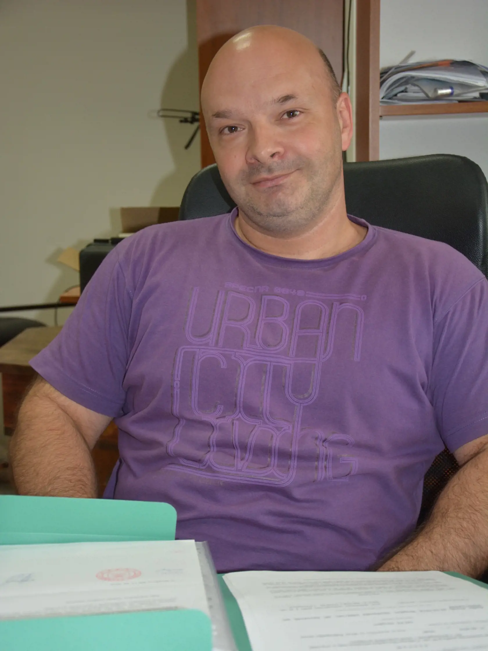 Stropkovčan Radko Hanák dlhé hodiny študoval zákony, aby sa proti nezákonnej exkeúcii mohol brániť a podal trestné oznámenie, ktoré sa napokon dostalo na humenskú políciu: "Tunajšiemu odboru kriminálnej polície bol prikázaný príkazom krajského riaditeľa na vybanie vyšetrovací spis vo veci podozrenia zo spráchania trestného činu zneužívania právomoci verejného činiteľa," písalo sa v uznesení.