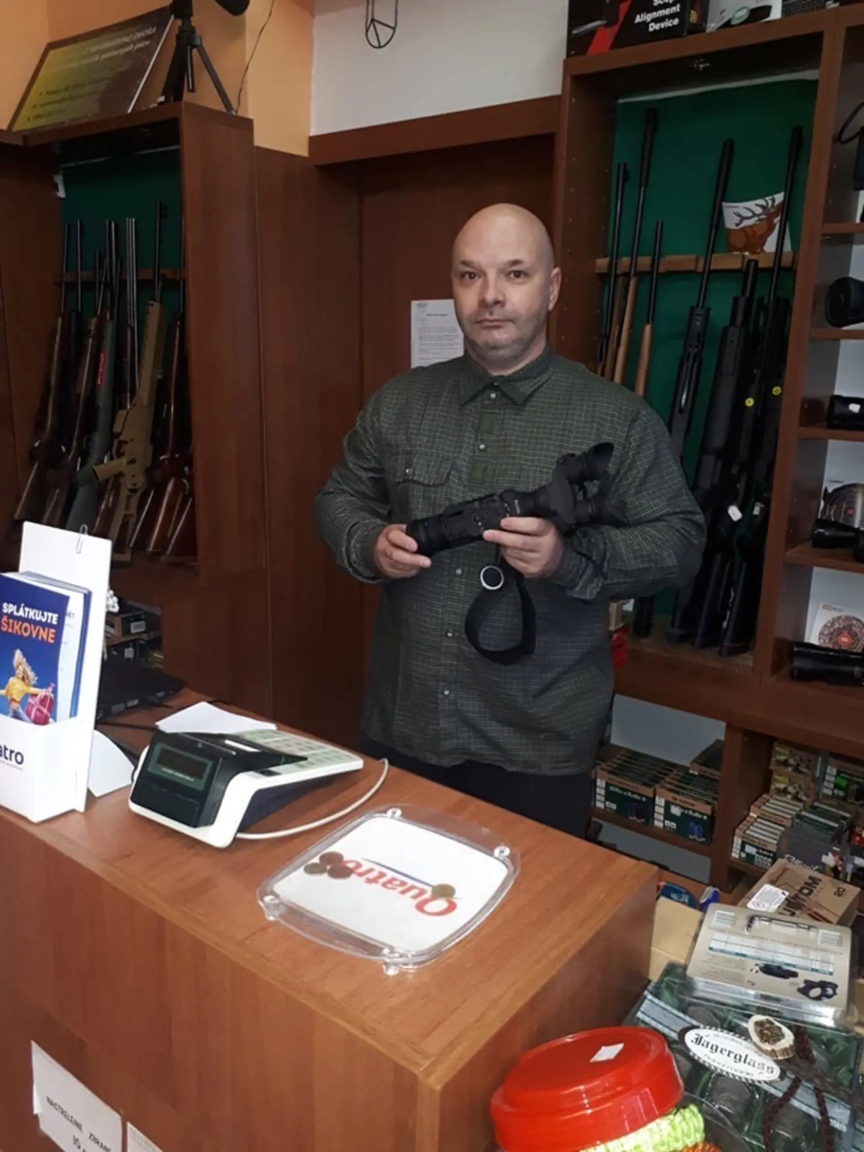 Radko Hanák je majiteľom predajne s poľovníckymi potrebami.