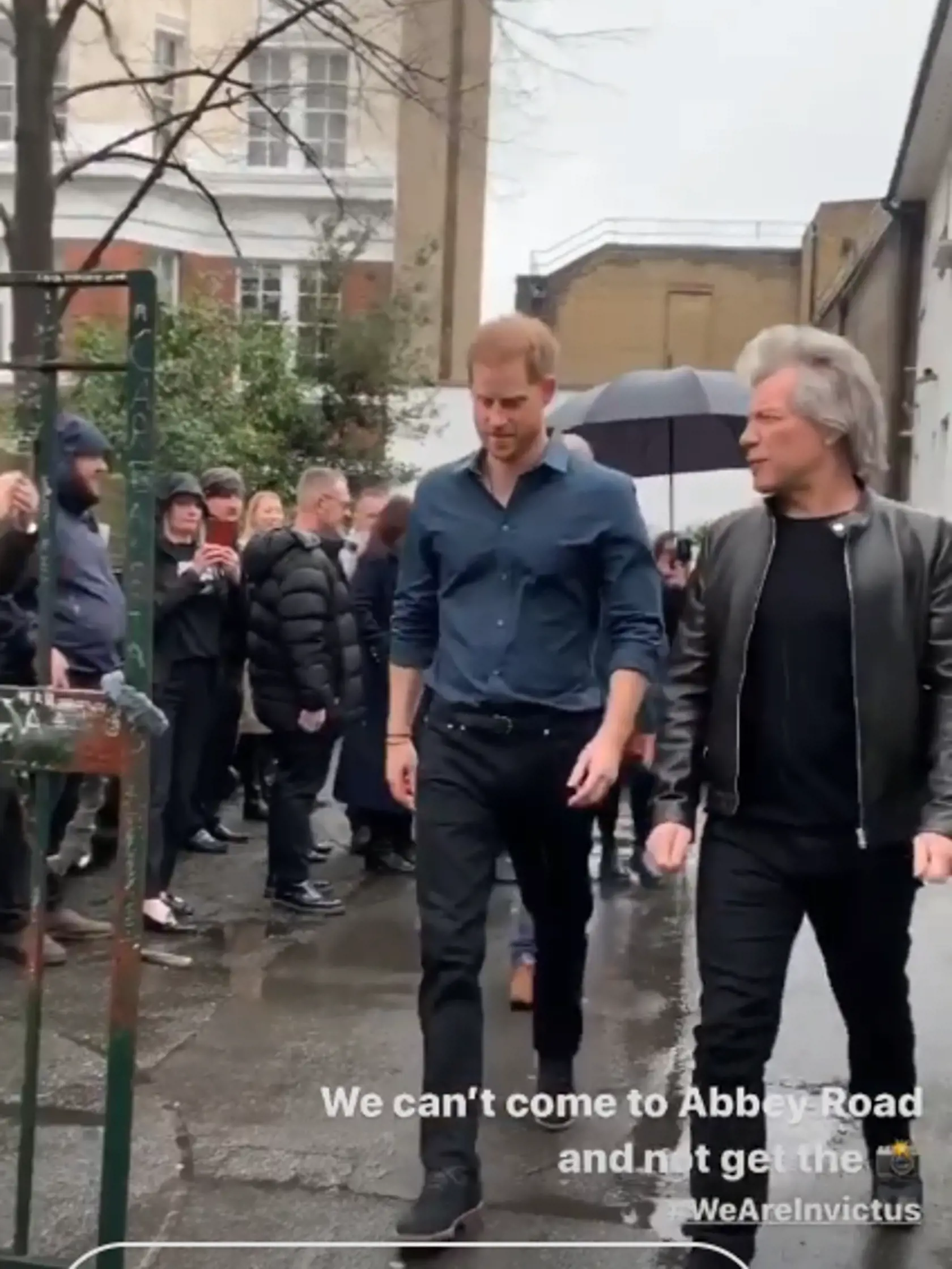 Princ Harry a Bon Jovi odchádzajú zo štúdia.