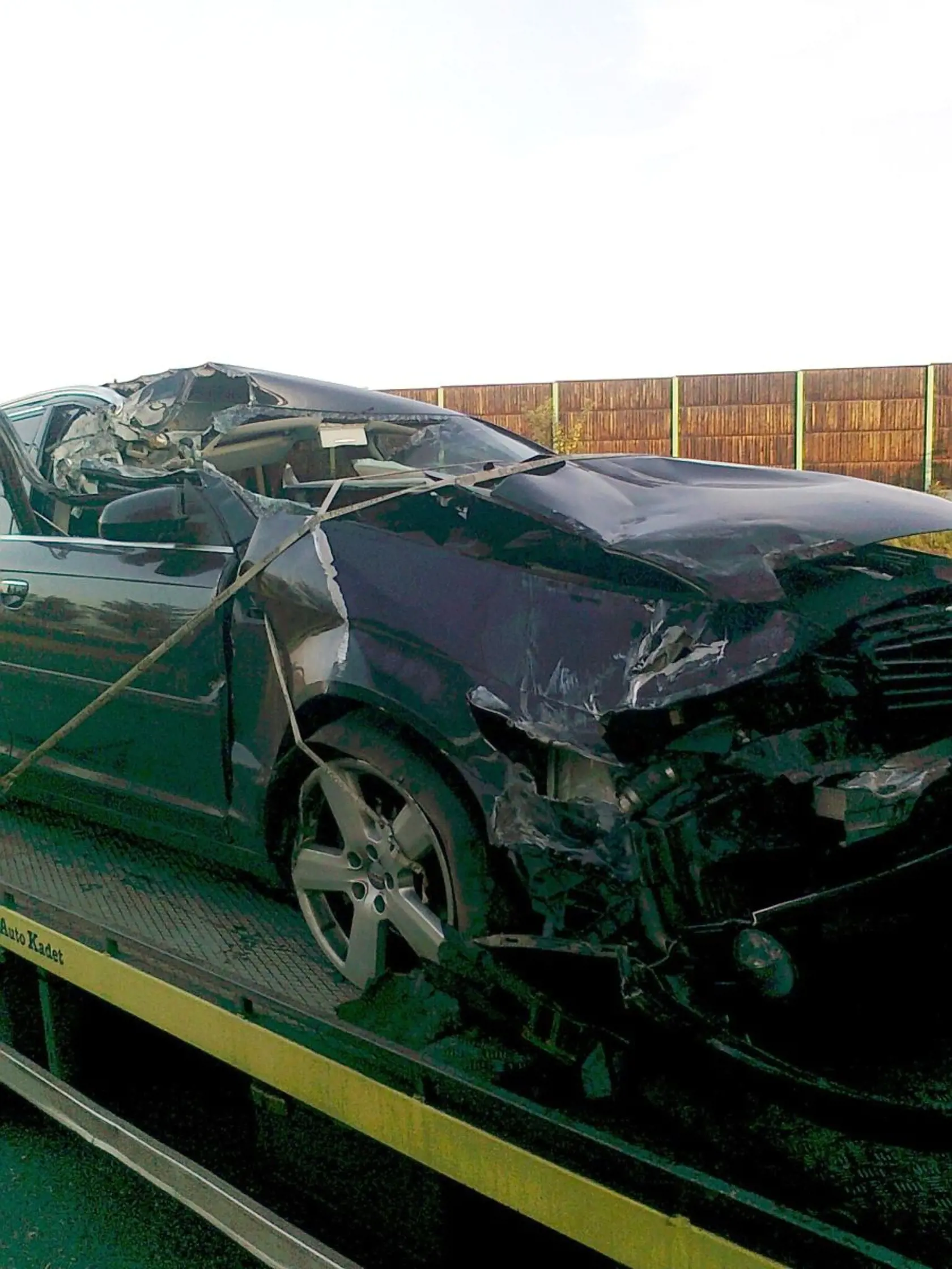 Artur a Iveta mali autonehodu. Čierne audi