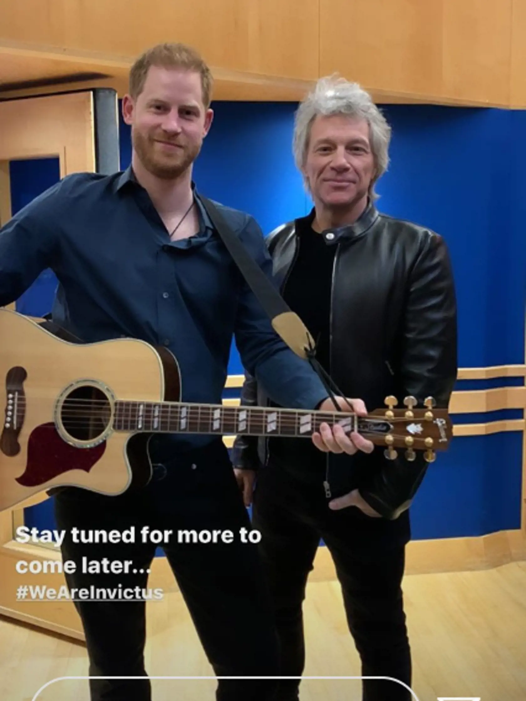 Ostrihaný Harry a spevák Bon Jovi.