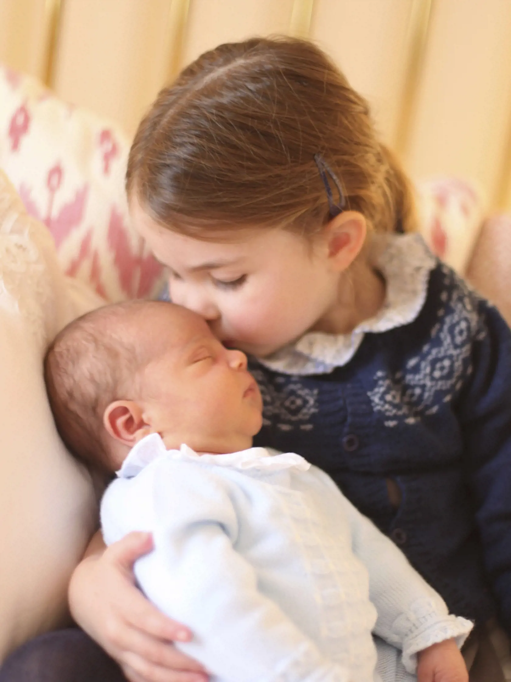 KK8 Londýn - Britská kráľovská rodina zverejnila v nedeľu 6. mája 2018 prvé oficiálne fotografie princa Louisa, ktorý sa narodil 23. apríla princovi Williamovi a jeho manželke Catherine. Na snímke britská princezná Charlotte so svojím bratom princom Louisom. FOTO TASR/AP
In this May 2, 2018 photograph provided by Kensington Palace, Britain's Princess Charlotte cuddles her brother Prince Louis, on her third birthday, at Kensington Palace, in London. Prince William and his wife Kate have released 