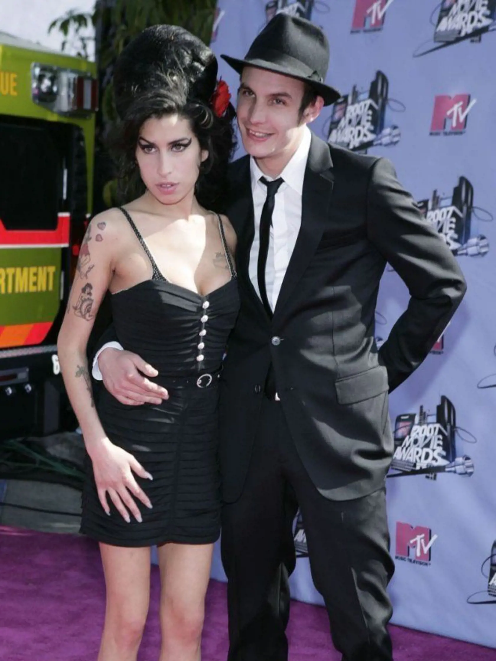 Amy Winehouse (vpravo) v sprievode manžela Blaka