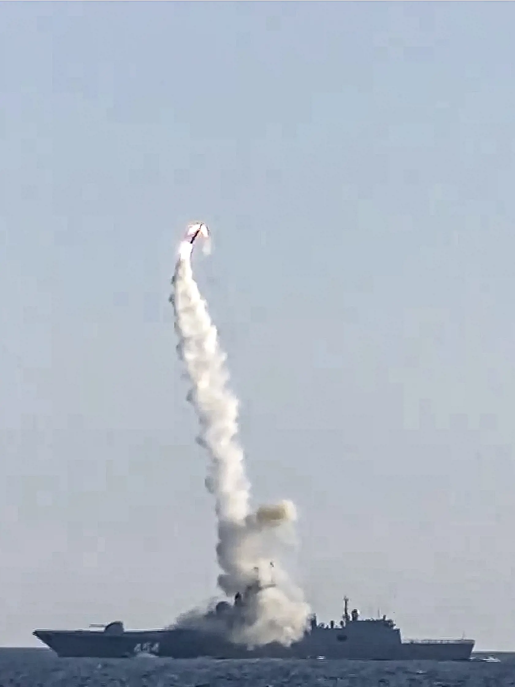 Na archívnej snímke z videa poskytnutom tlačovým odborom ruského ministerstva obrany je štart testovanej hypersonickej strely 3M22 Zirkon z fregaty Admiral Gorškov v Bielom mori na severe Ruska 19. júla 2021.
