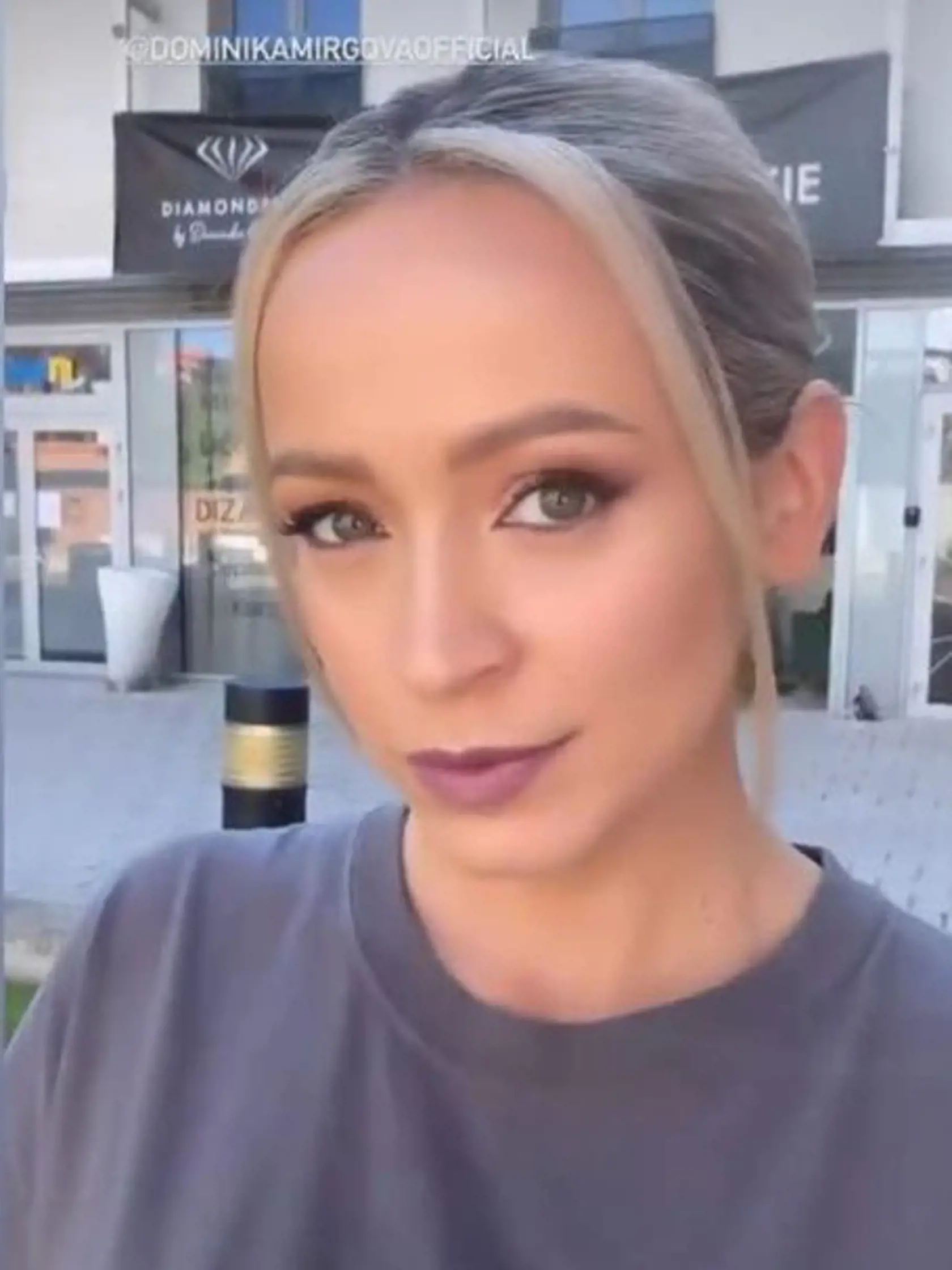 Dominika Mirgová stavila na elegantný drdol.