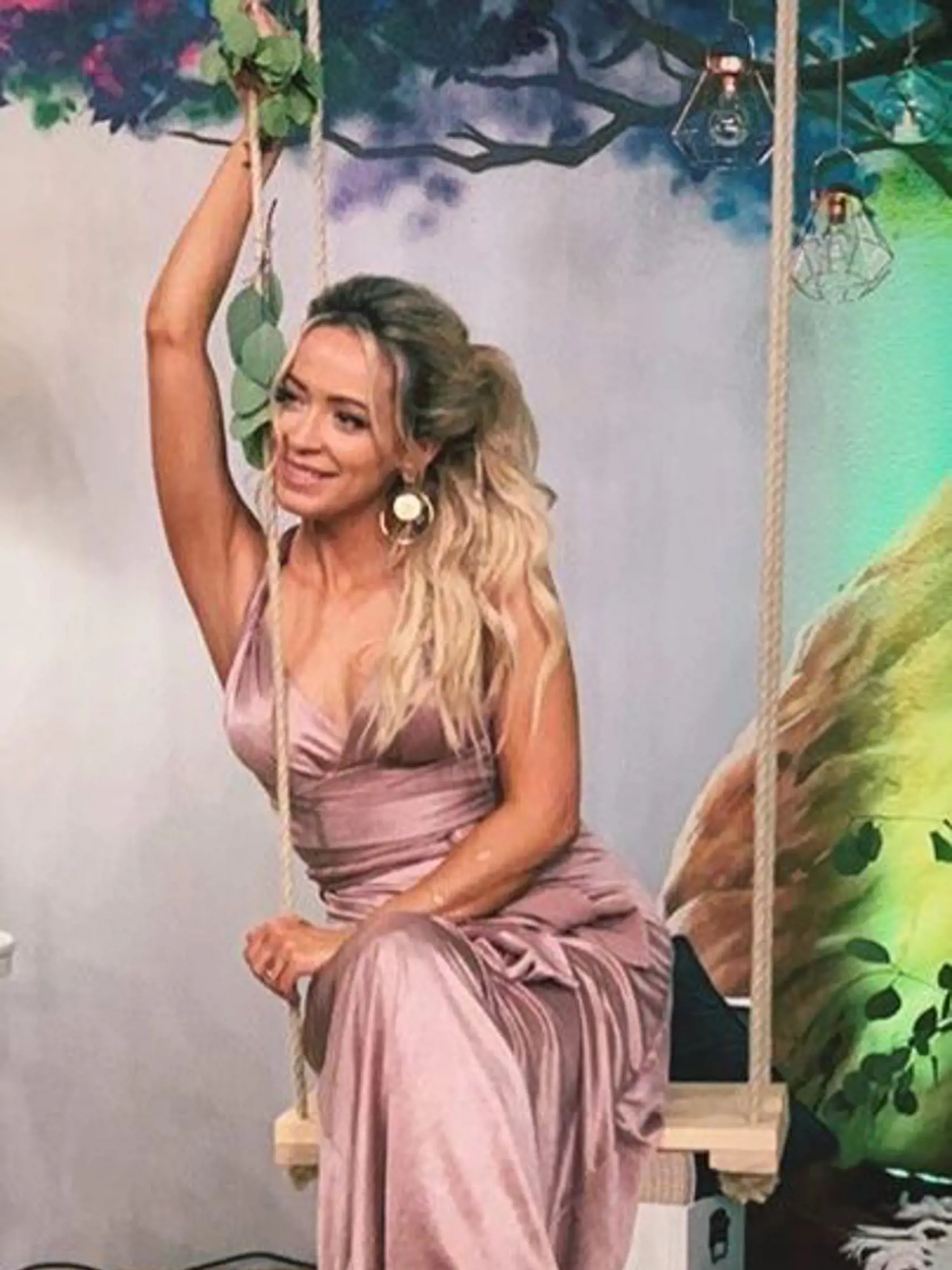 Na hojdačke kúsok od svadobného stola sa vyfotila aj Dominika Mirgová.