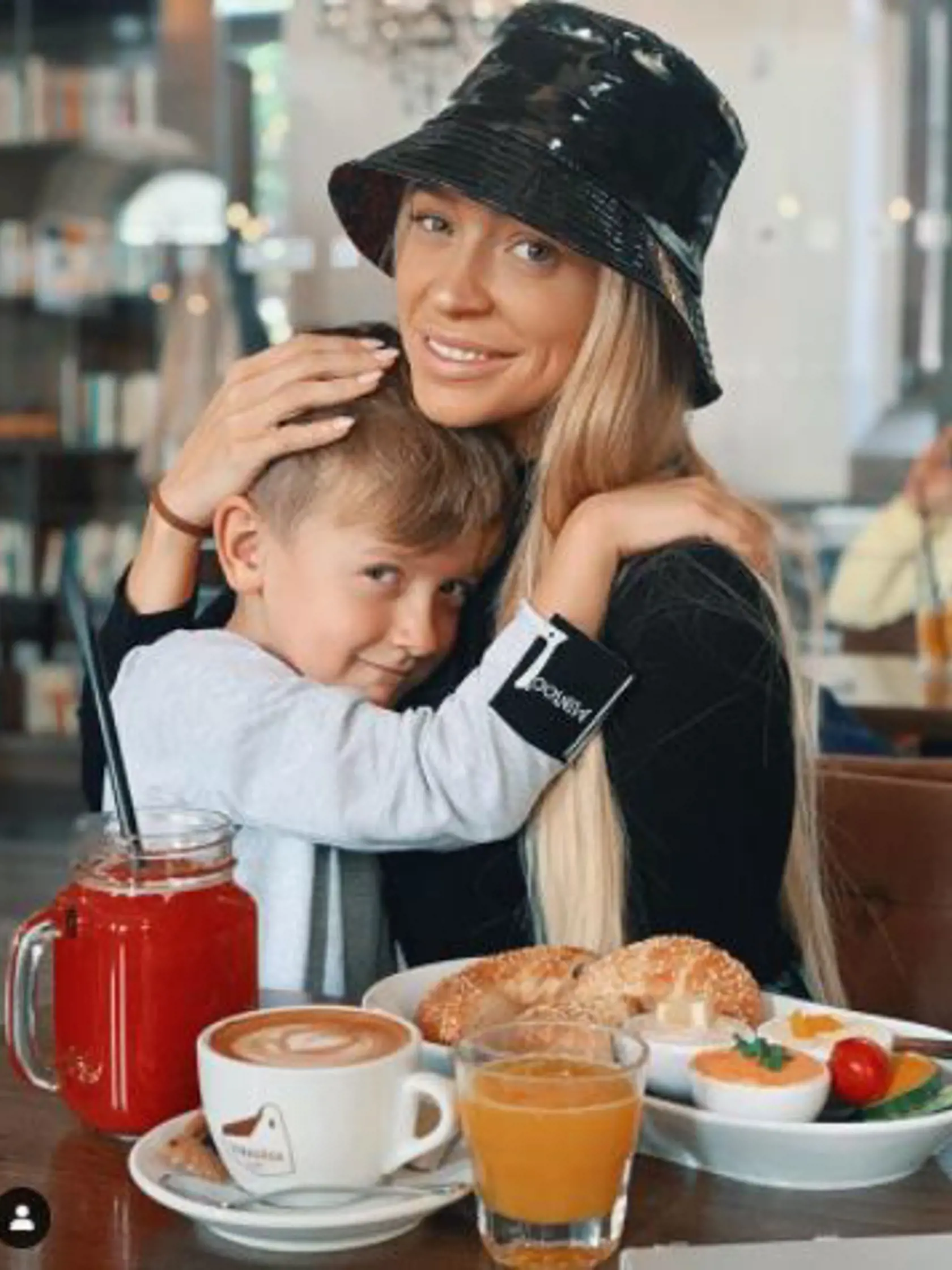 Dominika Mirgová so synom.
