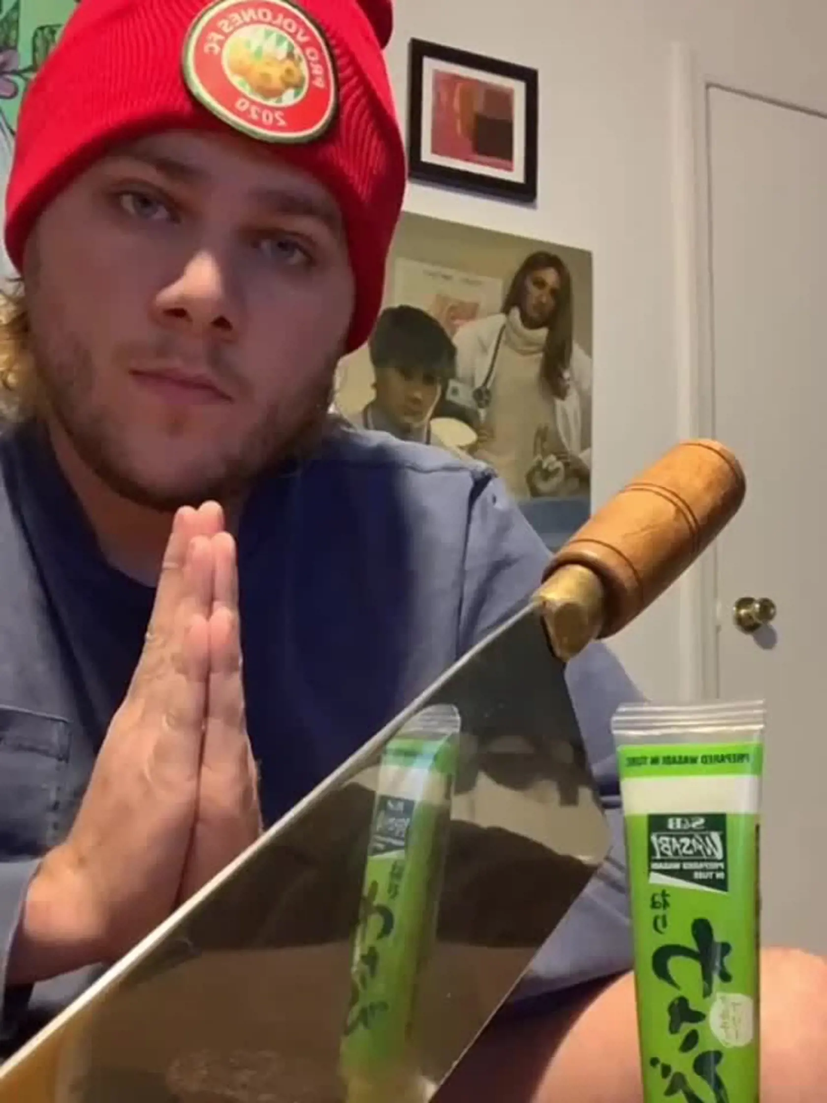Tridsaťročný Russell Donnelly sa rozhodol, že všetkým názorne ukáže, čo prežíva. Na sociálnu sieť TikTok nahral niekoľko videí, na ktorých skúša jesť rôzne šialené kombinácie jedál. „Necítim absolútne nič. Je to šialený vírus," skonštatoval Russell.