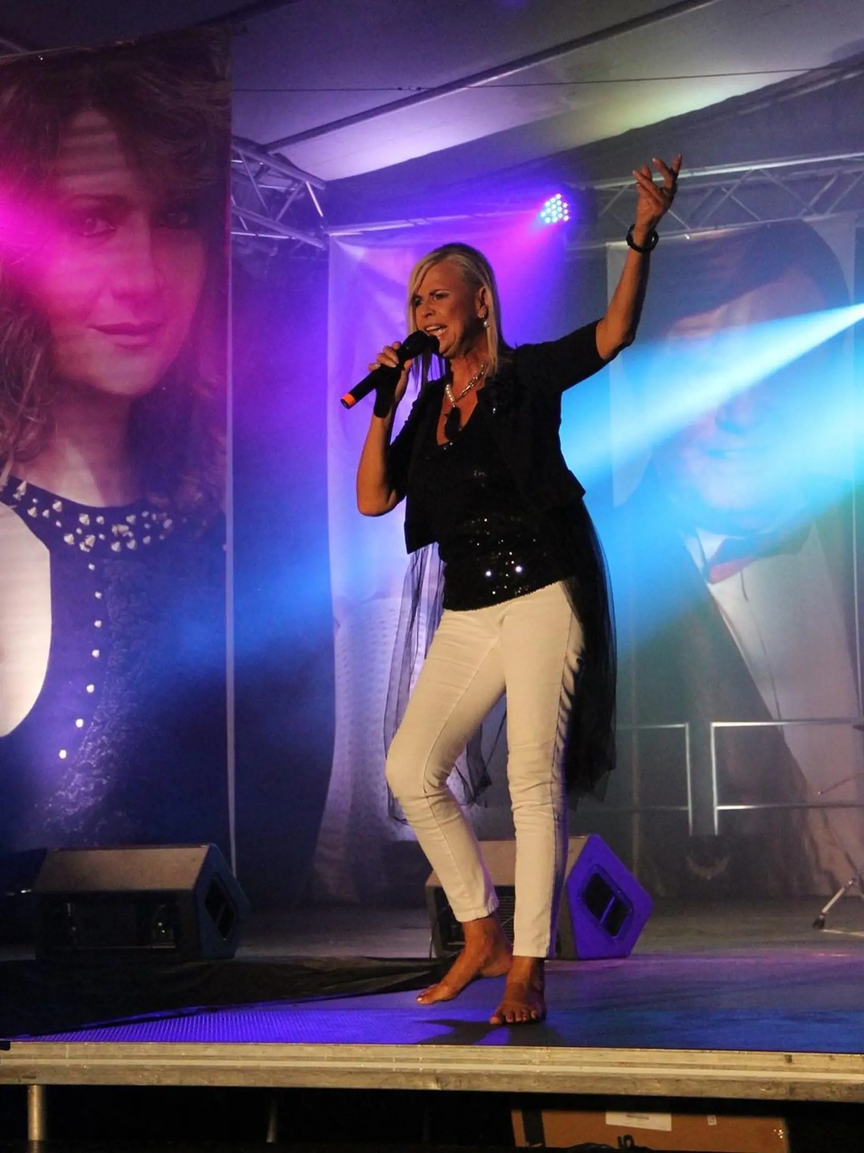 Eva Máziková sa aj po sedemdesiatke pýši dlhými štíhlymi nohami.