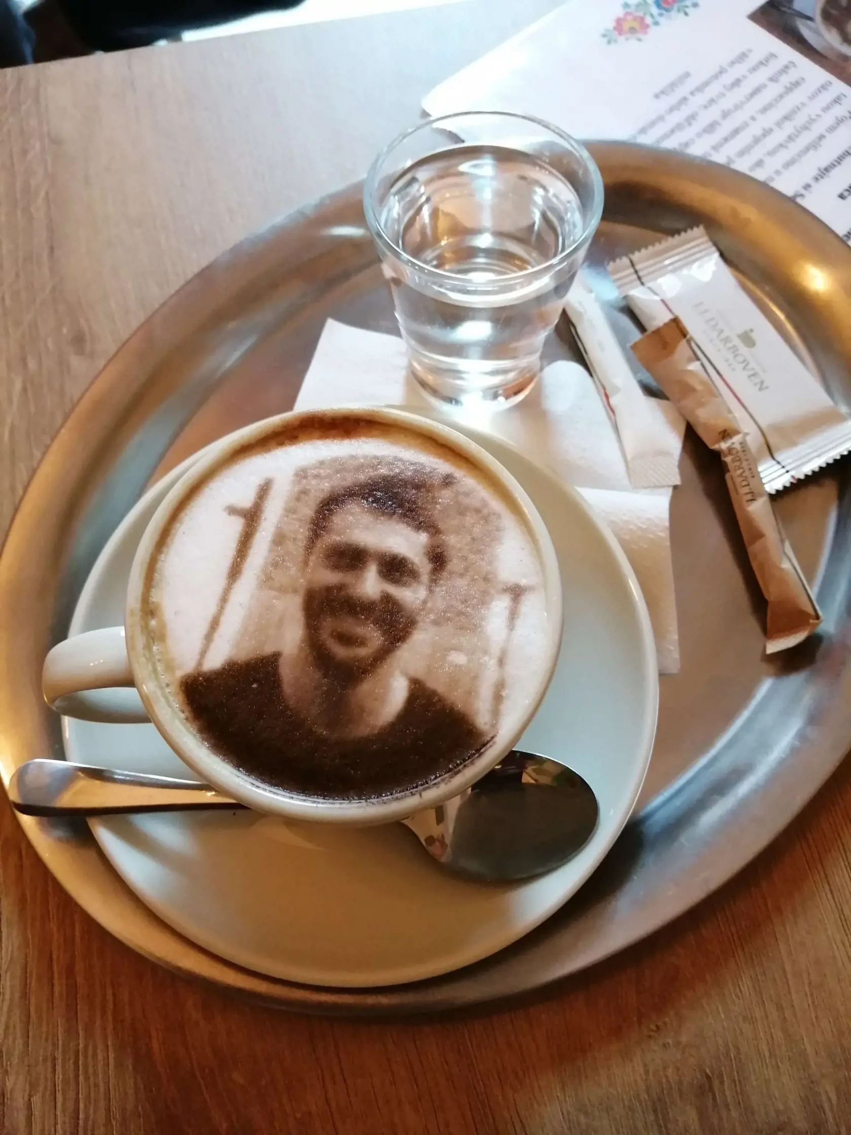 Braňo Deák si tu vychutnal aj kapučíno so svojou fotkou.