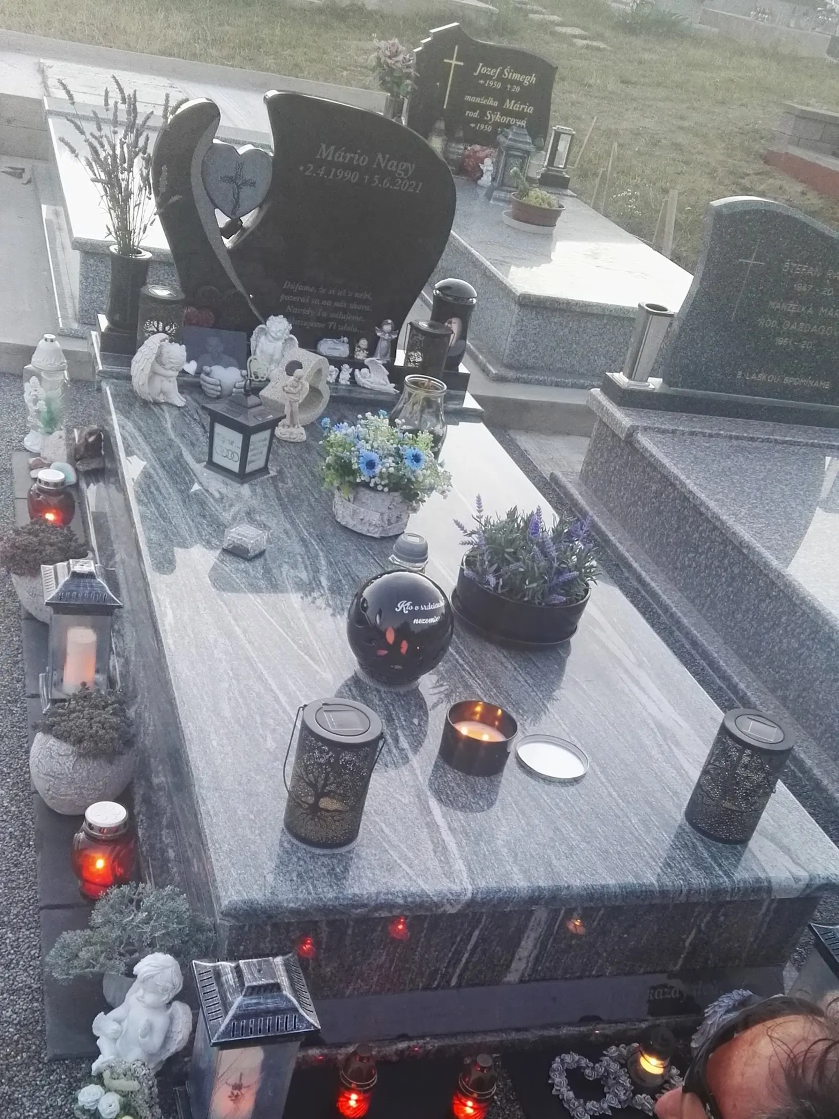 Hrob tragicky zosnulého posunovača Mária Nagya (†31) z Košíc je stále zaplavený kvetmi a kahancami s horiacimi sviečkami. Na jednom z nich je podobizeň nebohého.