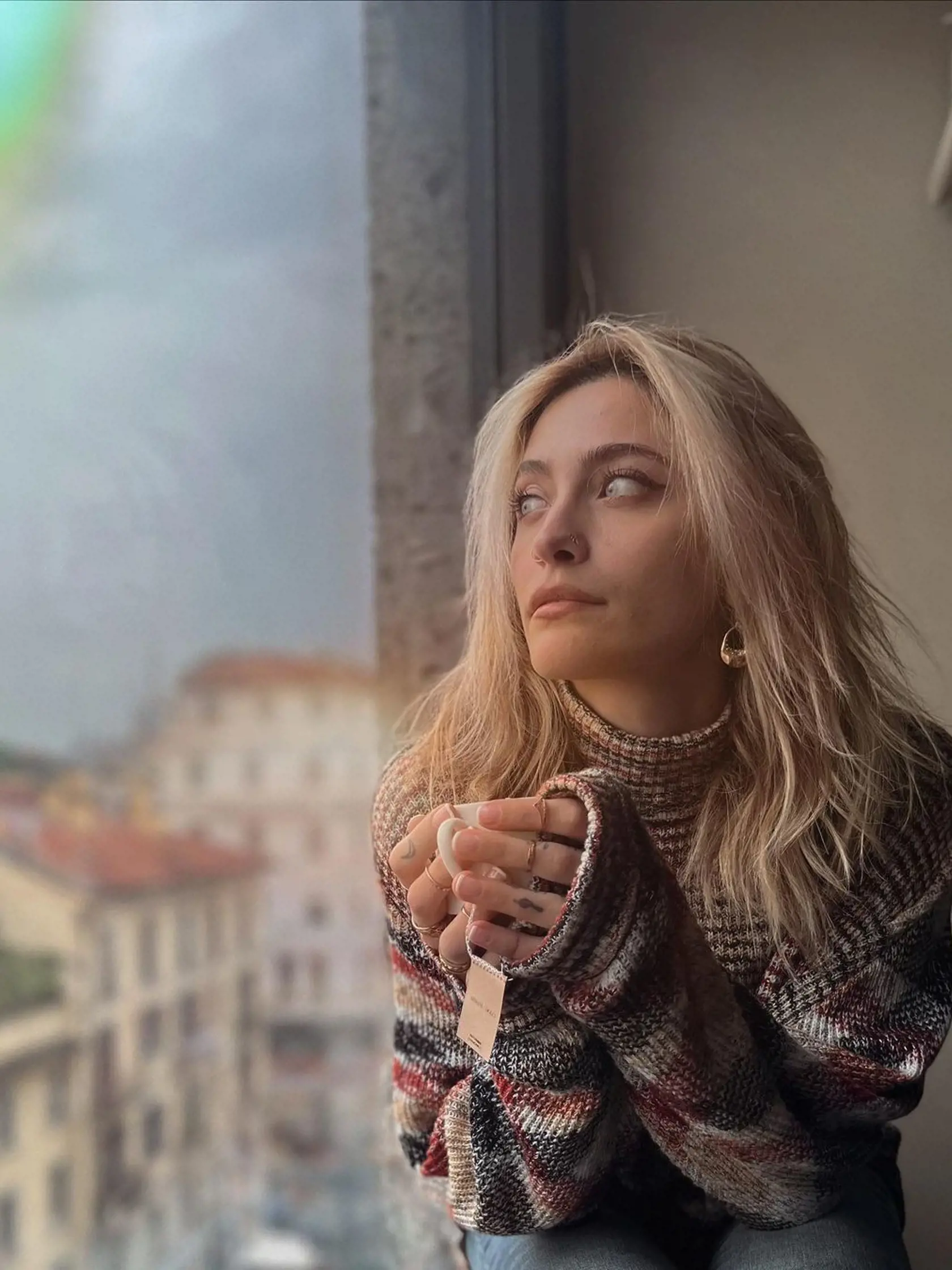 Paris sa v mnohom podobá na mamu, ale ich vzťah sa zlepšil až v roku 2013, keď ochorela na rakovinu. Po liečbe sa Paris a Debbie začali stretávať častejšie a v roku 2016 Debbie vydala verejné vyhlásenie, v ktorom uviedla, že má s Paris dobrý vzťah a že ju považuje za svoju dcéru. Paris sa tiež objavila na sociálnych médiách so svojou mamou a označila ju za "najlepšiu matku na svete".