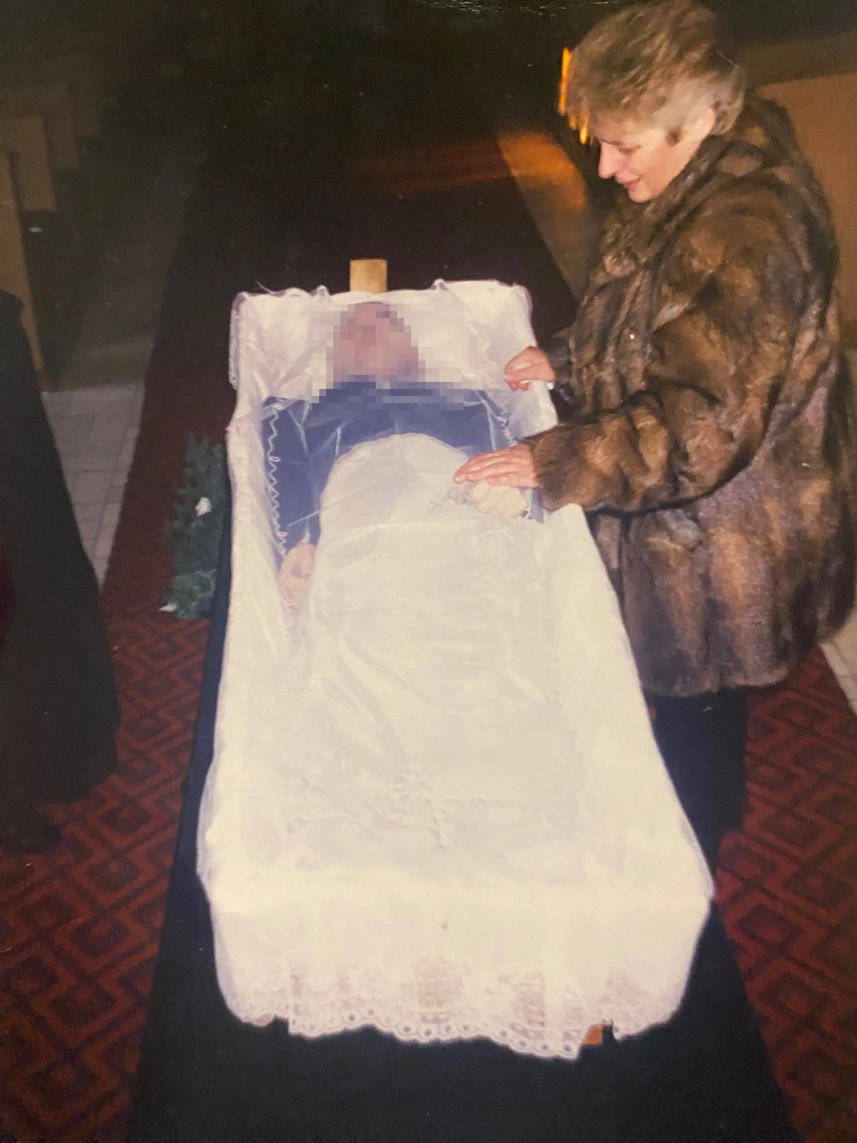 Užialená Anežka Ongáľová pri rakve svojho syna Vlada (†19).