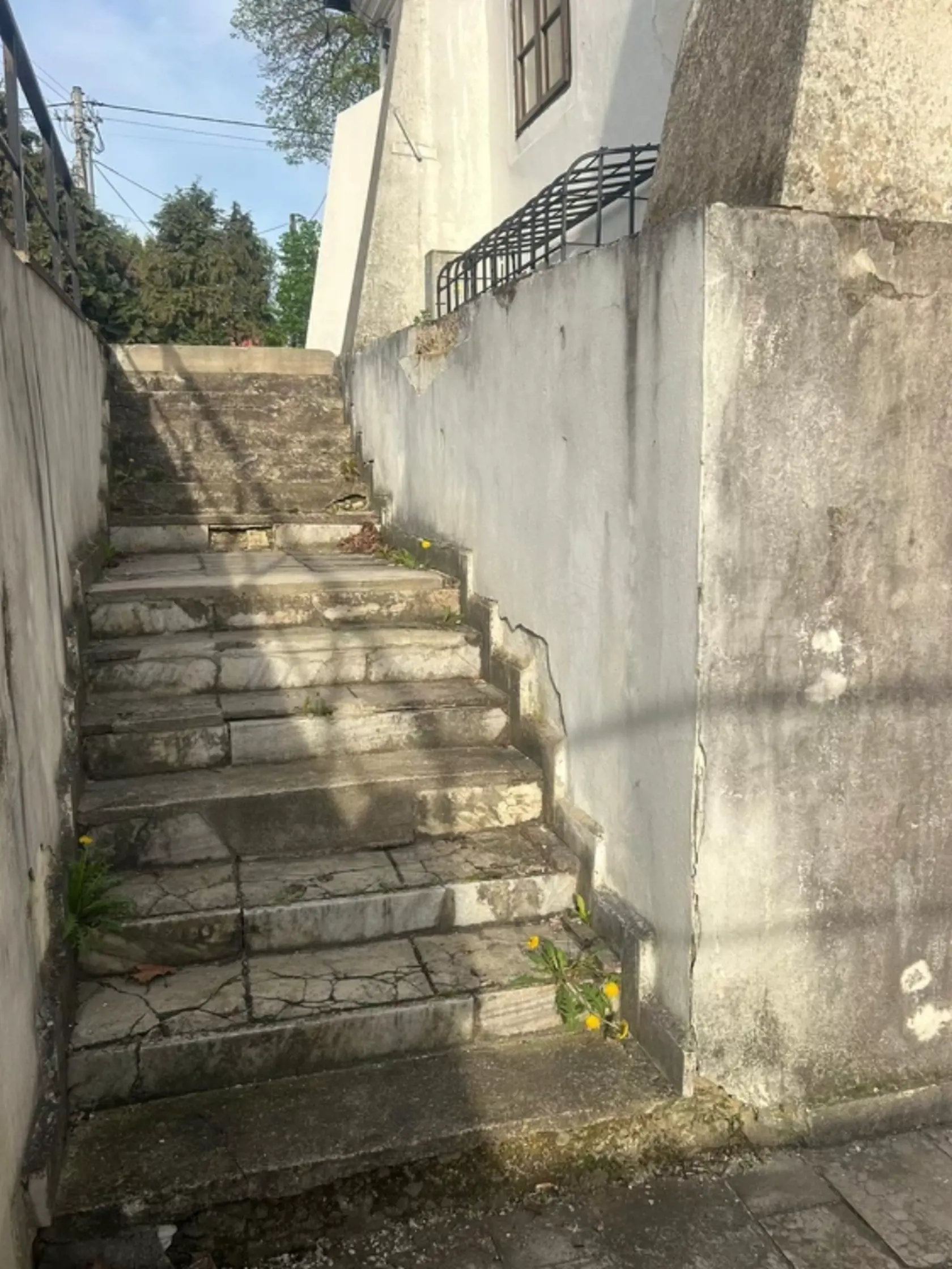 Bývalá vináreň v Rozhanovciach, kde naposledy videli spolu Vlada Ongáľa (†19) s obžalovaným z jeho vraždy Petrom Slepčíkom. Pred odchodom mali slovný aj fyzický konflikt. Vlado krvácal z nosa, z vinárne odišla dvojica spoločne nadránom. Na druhý deň obžalovaný odišiel z republiky.