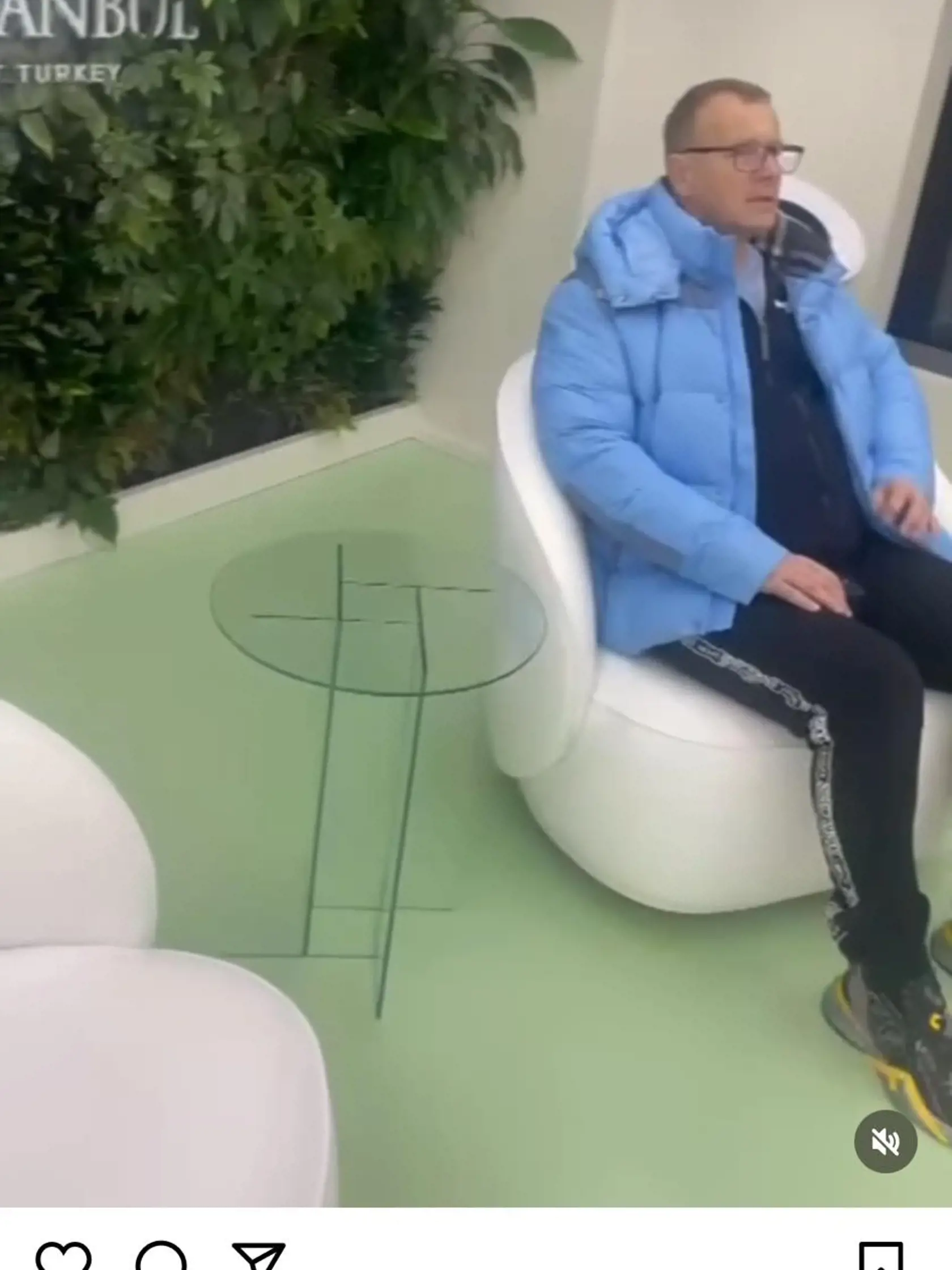Luxus dopriava aj sebe. Napríklad na klinike, kde mu nastrelili vlasy.