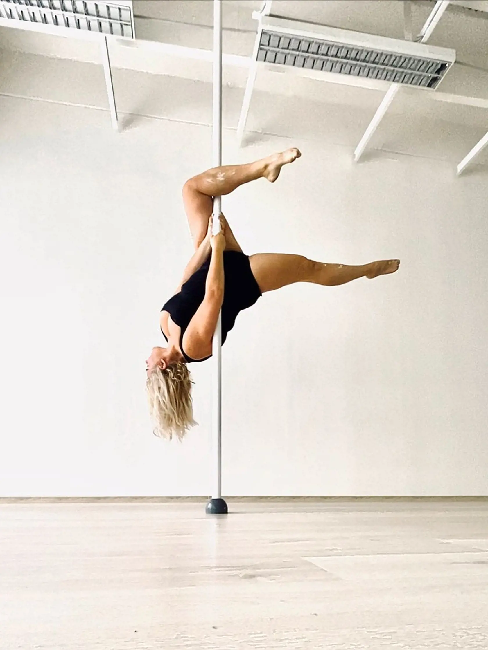 Pole dance ju fascinuje svojou náročnosťou a ženskosťou.