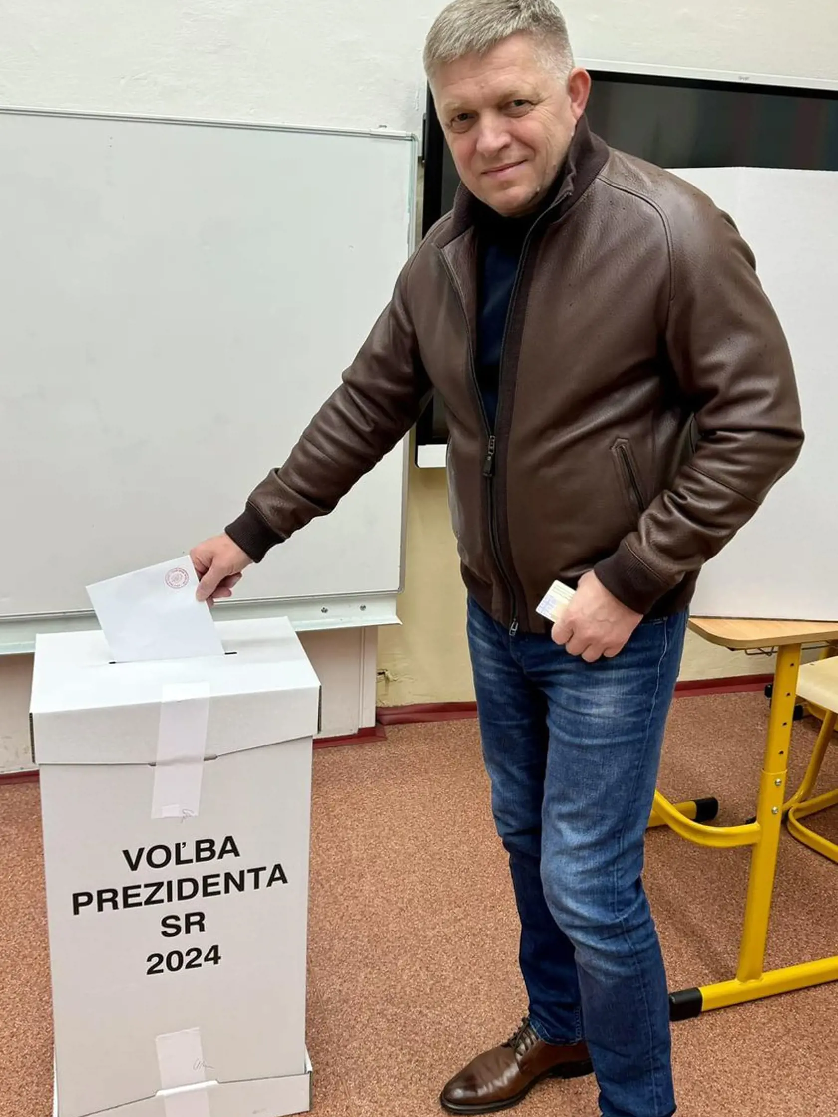 K volebnej urne v Bratislave prišiel aj premiér Robert Fico.