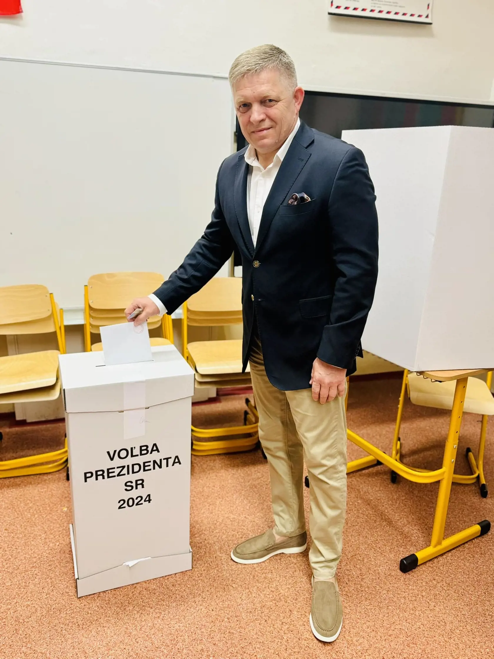 Svoj hlas prišiel odovzdať aj predseda vlády Robert Fico (Smer-SD). "Dnes som stihol všetko, čo som si naplánoval. Verím, že aj Vám, ktorí ste mali celý deň povinnosti, zostala chvíľka času na voľby. Pekný večer," napísal na sociálnej sieti.