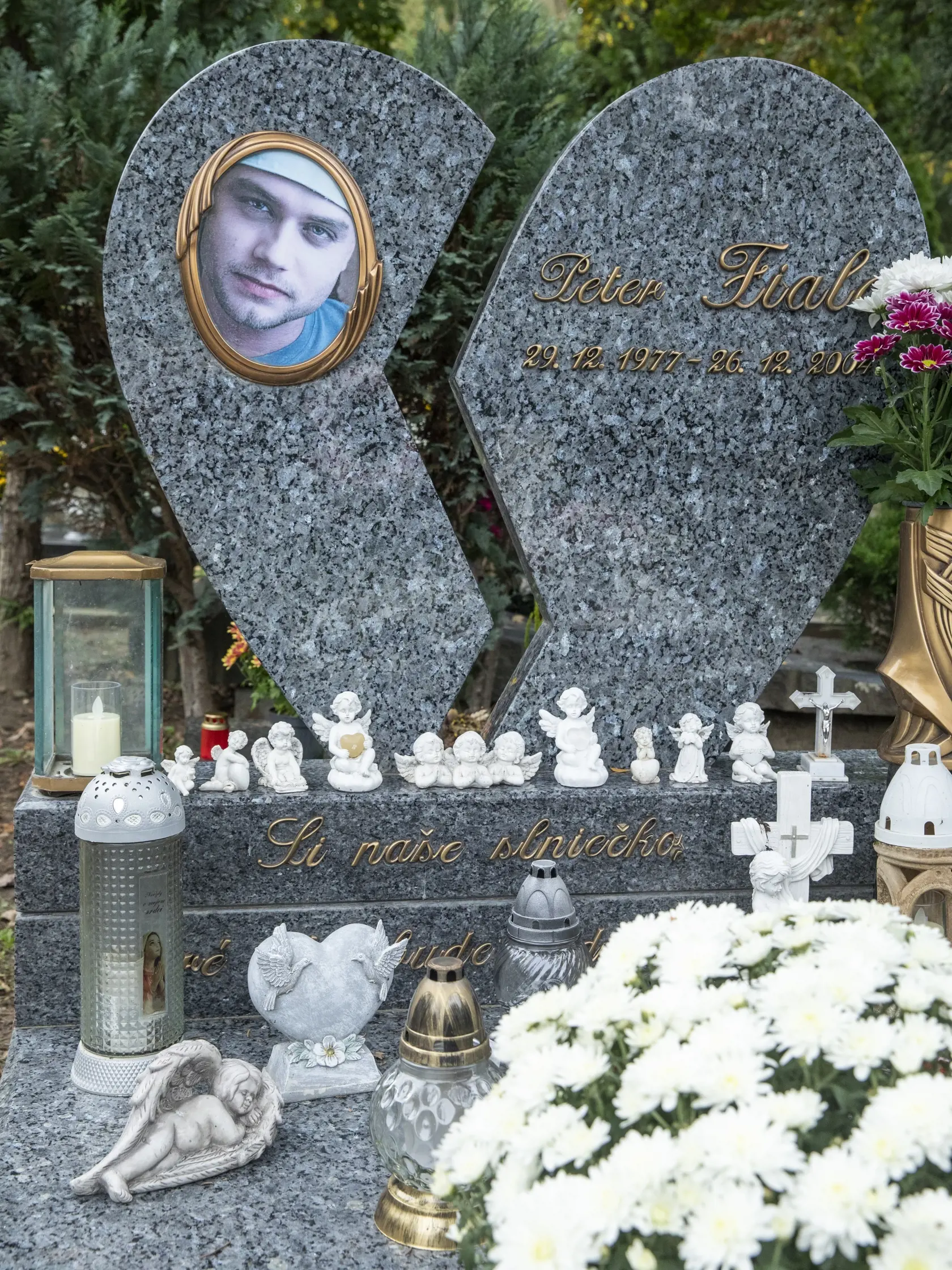 Na snímke je  miesto posledného odpočinku speváka Petra Fialu v Slávičom údolí.