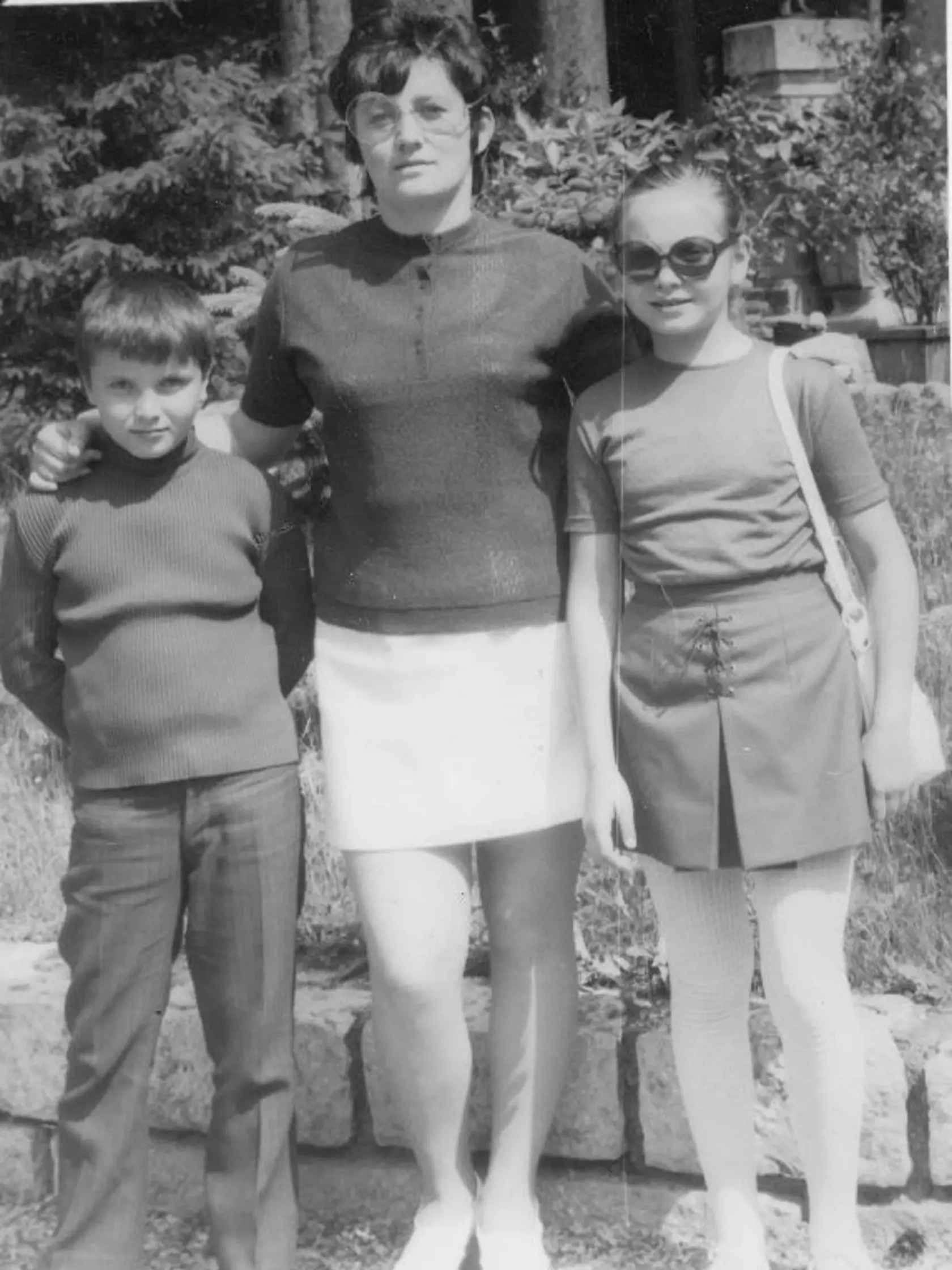 1976 Ošiaľ menom minisukne: Dámy aj dievčatá po minisukniach šaleli. Podľa vzorov v magazínoch si ich dávali ušiť.