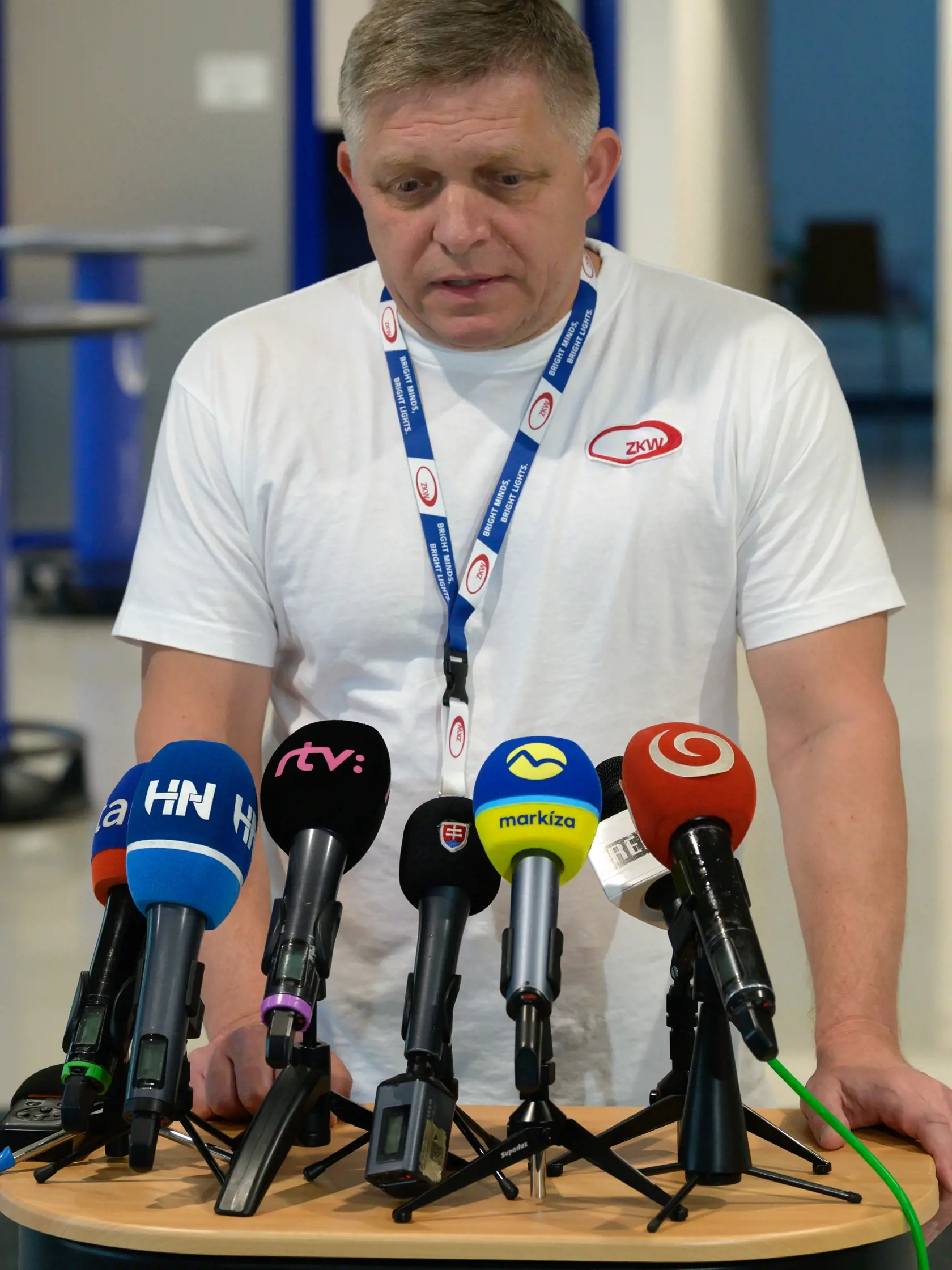 „Premiér v zásade robí to, čo sa mu osvedčilo, a to, čo mu prináša politické body. To, že sa večer zúčastní, na galavečere pri príležitosti 20. výročia nášho vstupu do Európskej únie vnímam ako splnenie si štátnickej povinnosti, ktorú nemôže odignorovať, pretože sa stále hlási k EÚ,“ uzavrel politológ.