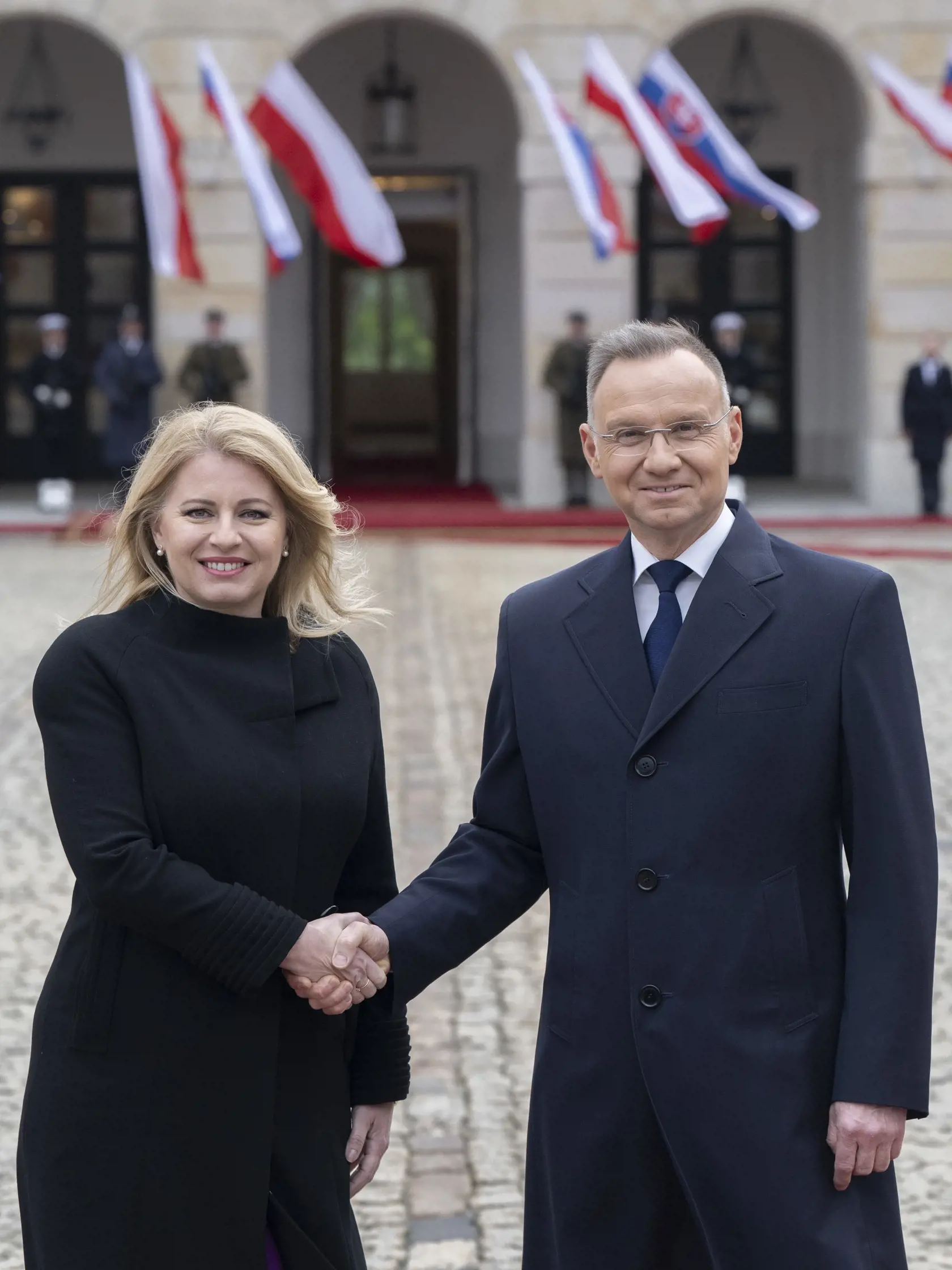 Prezidentka SR Zuzana Čaputová odcestovala v utorok 16. apríla 2024 na rozlúčkovú návštevu Poľska. Na snímke prezidentka SR Zuzana Čaputová (vľavo) a poľský prezident Andrzej Duda sa vítajú vo Varšave v utorok 16. apríla 2024. FOTO TASR - Martin Baumann