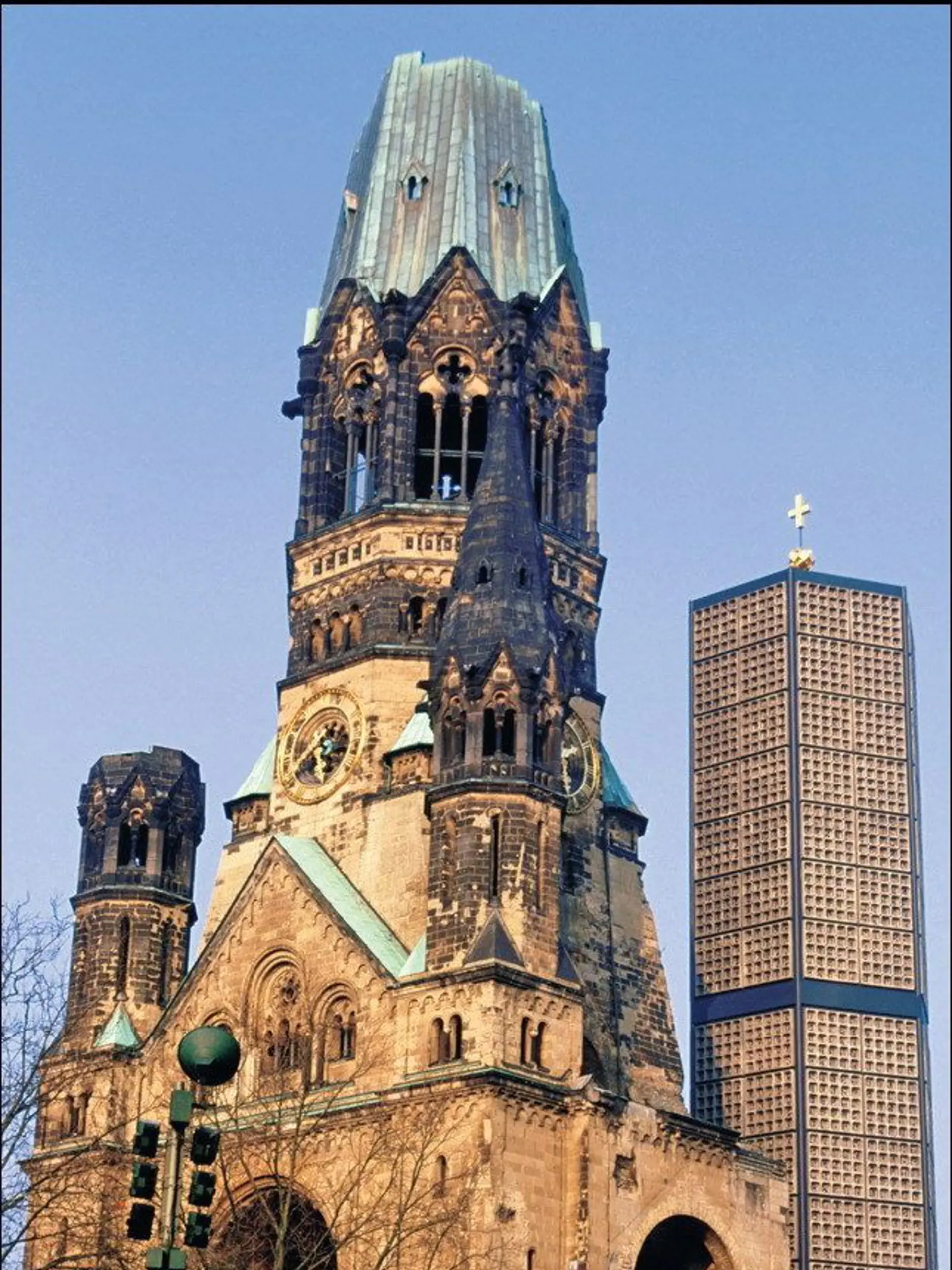 Ruina Kaiser – Wilhelm – Gedächtniskirche, vedľa