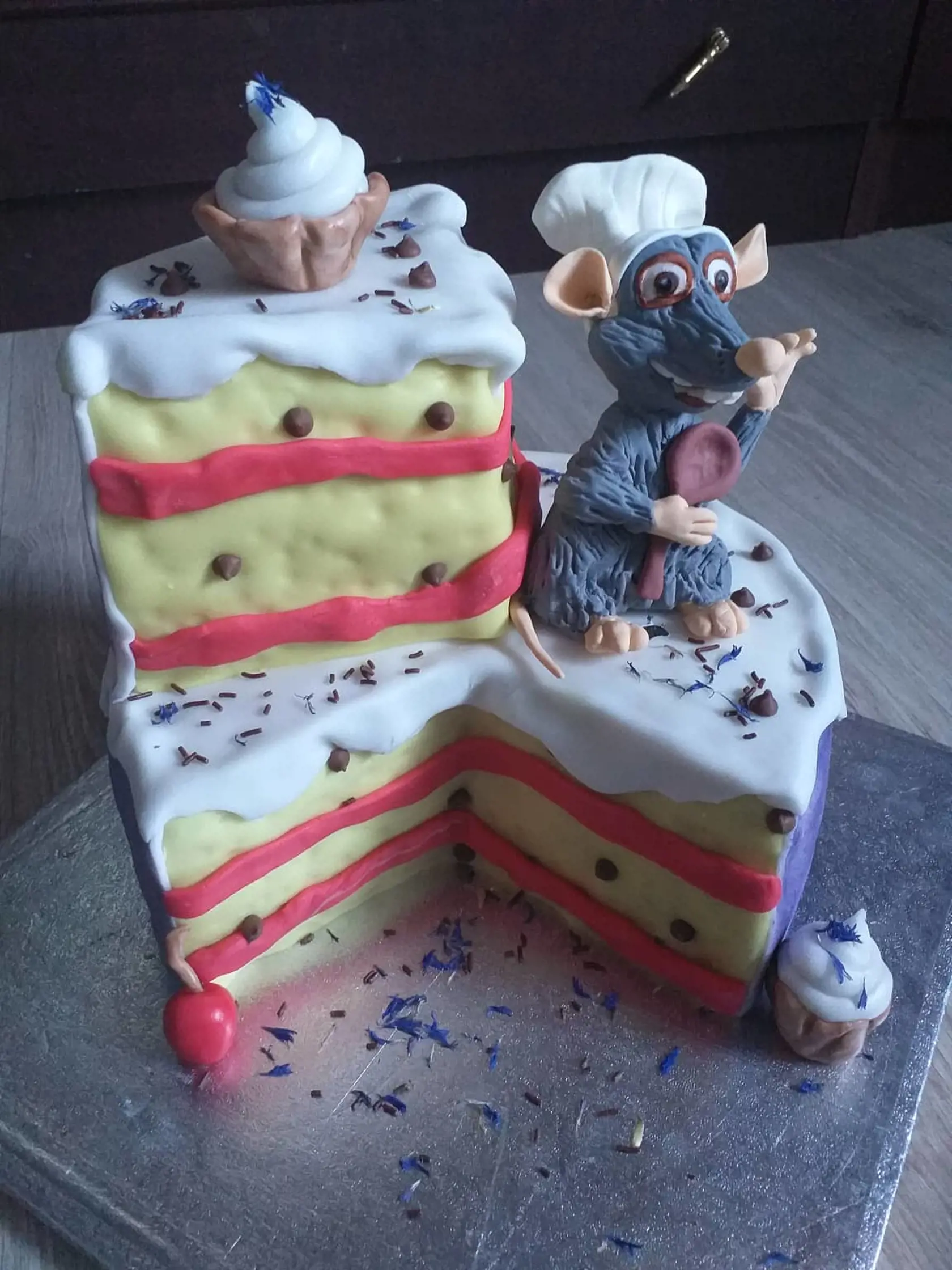 Stanka pečie počas materskej dovolenky a snaží sa stále posúvať, čo vidno na každej jednej torte. Len tak ďalej!