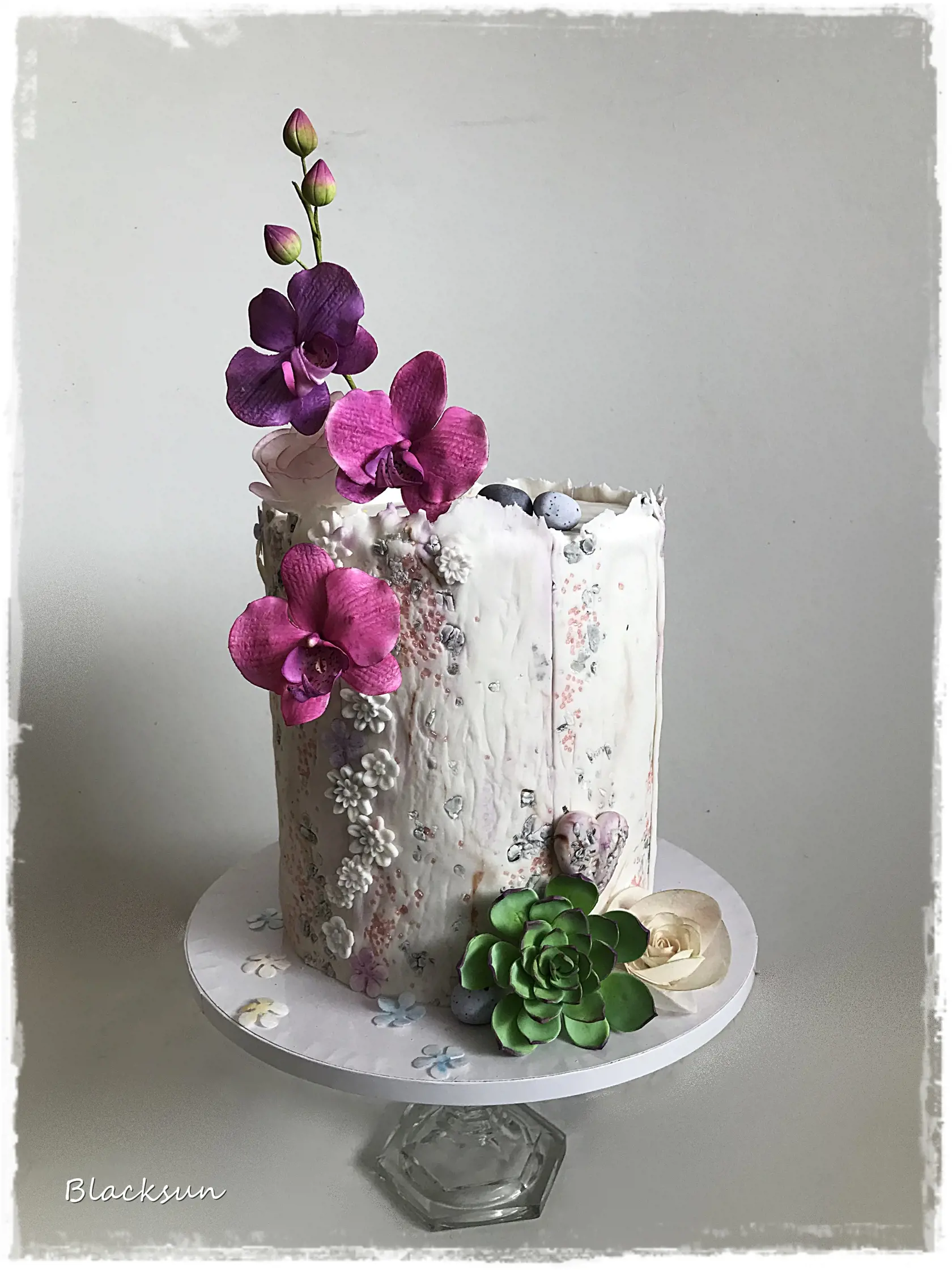 Hotové umelecké diela tvorí Zuzka Kmecová, ktorá svoje torty rada maľuje. Zuzka je vyučená cukrárka a jej torty vyrážajú dych.