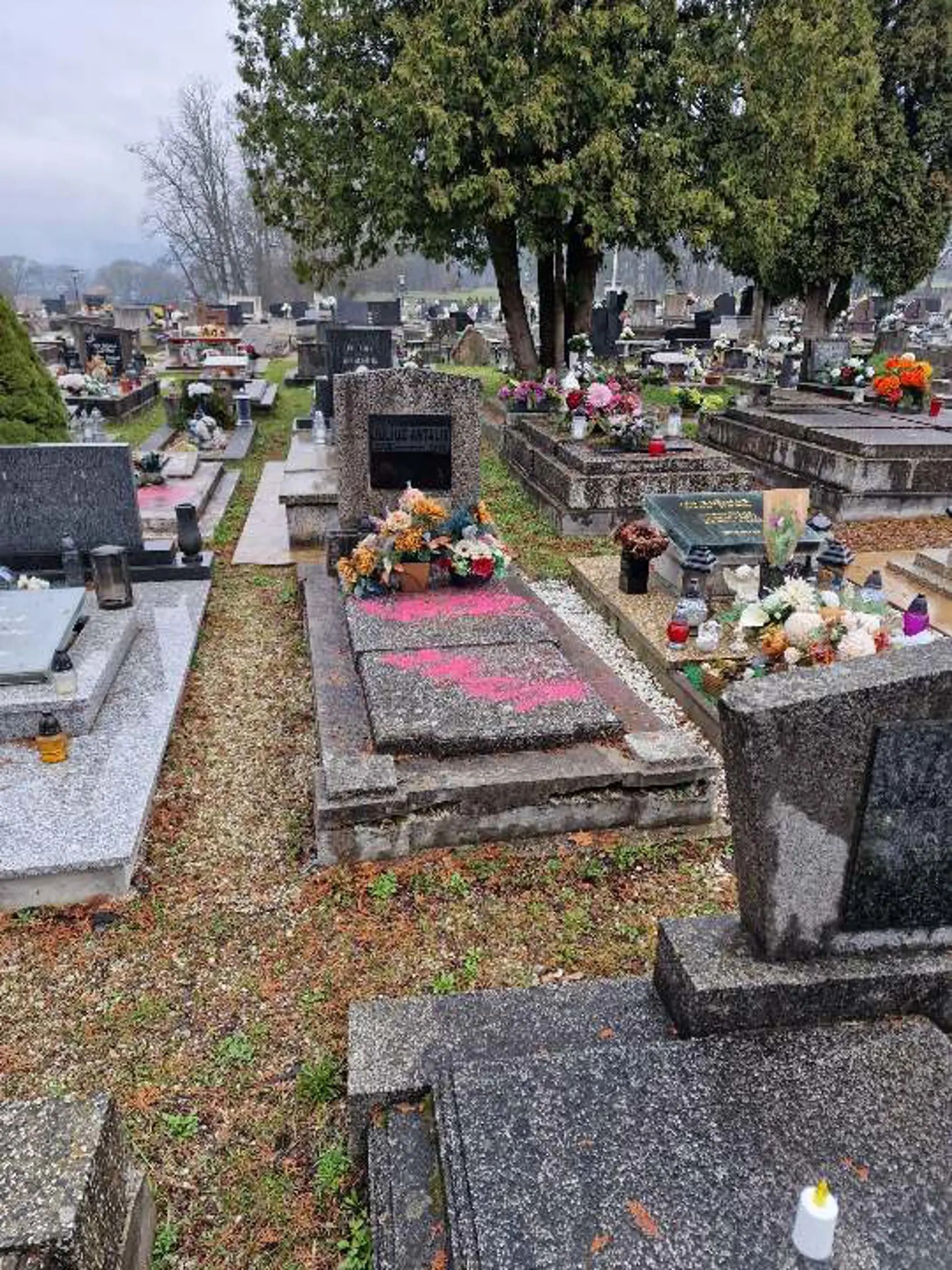 Niektoré hroby na cintoríne v Revúcej sú takto označené.