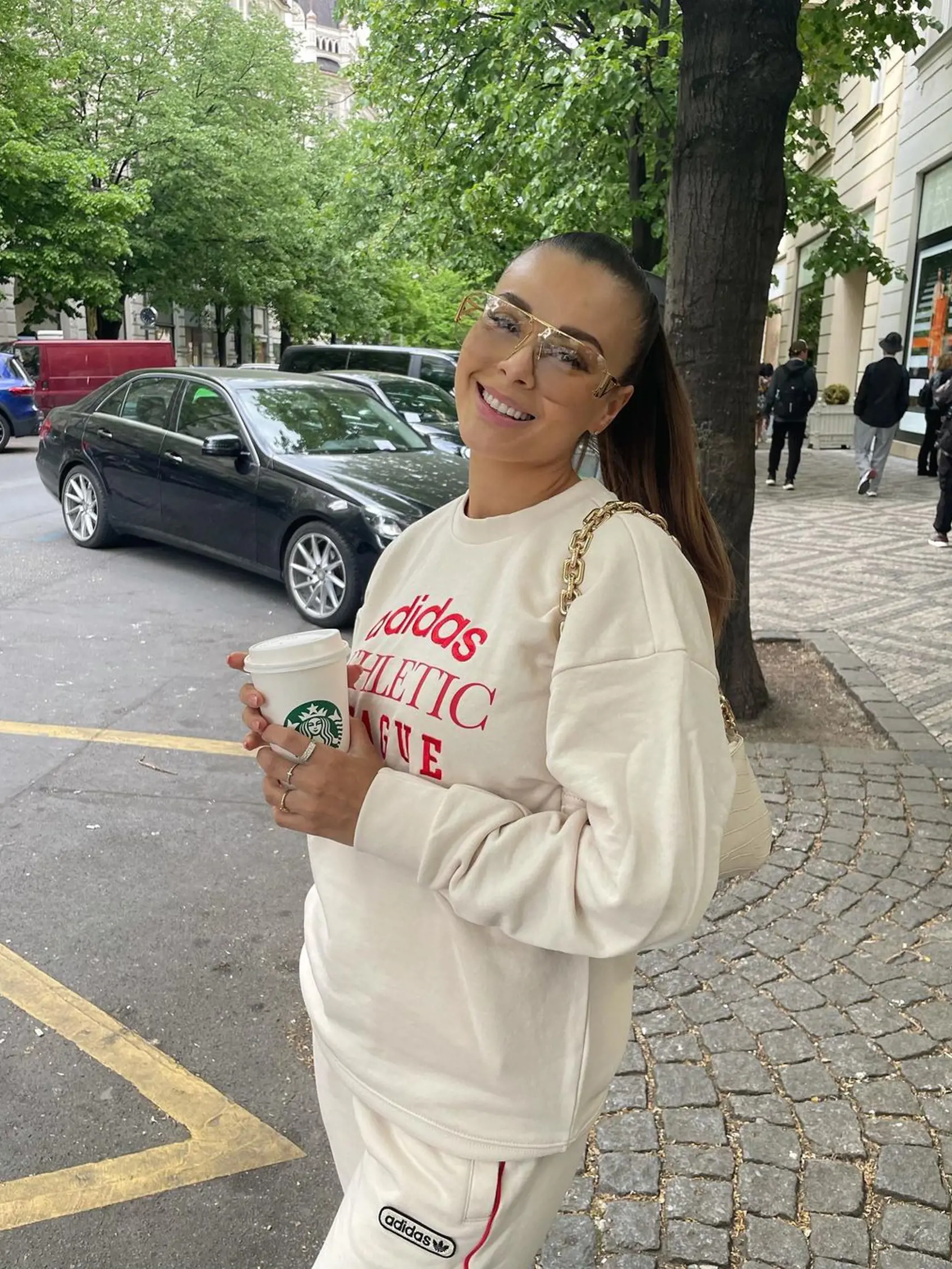 Monika sa najprv z rozchodu nemohla spamätať. Rozdávala úsmevy jedna radosť, no paparazzi ju pristihli plakať, a to priamo medzi ľuďmi. Zdá sa, že to už prebolelo a ona je opäť v poriadku.