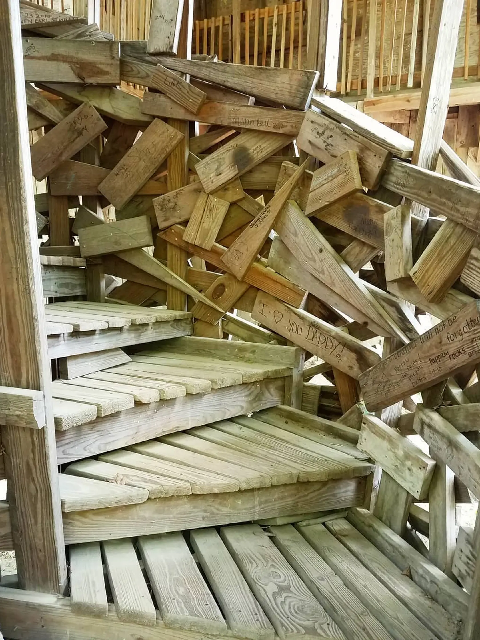 Miestny farár sa jedného dňa modlil a dostal pokyn od Boha, že má postaviť dom na strome. Vznikla tak 10-poschodová stavba s výškou takmer 30 metrov a s odhadovanou plochou viac než 3000 štvorcových metrov.
