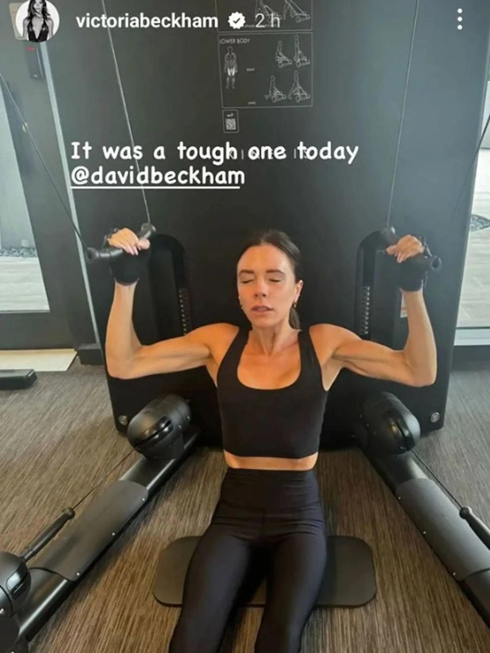 Victoria Beckham pred pár rokmi zaradila do svojej cvičebnej rutiny aj zdvíhanie závaží a ako povedala v 50-tke sa cíti silnejšia ako, keď mala 20.