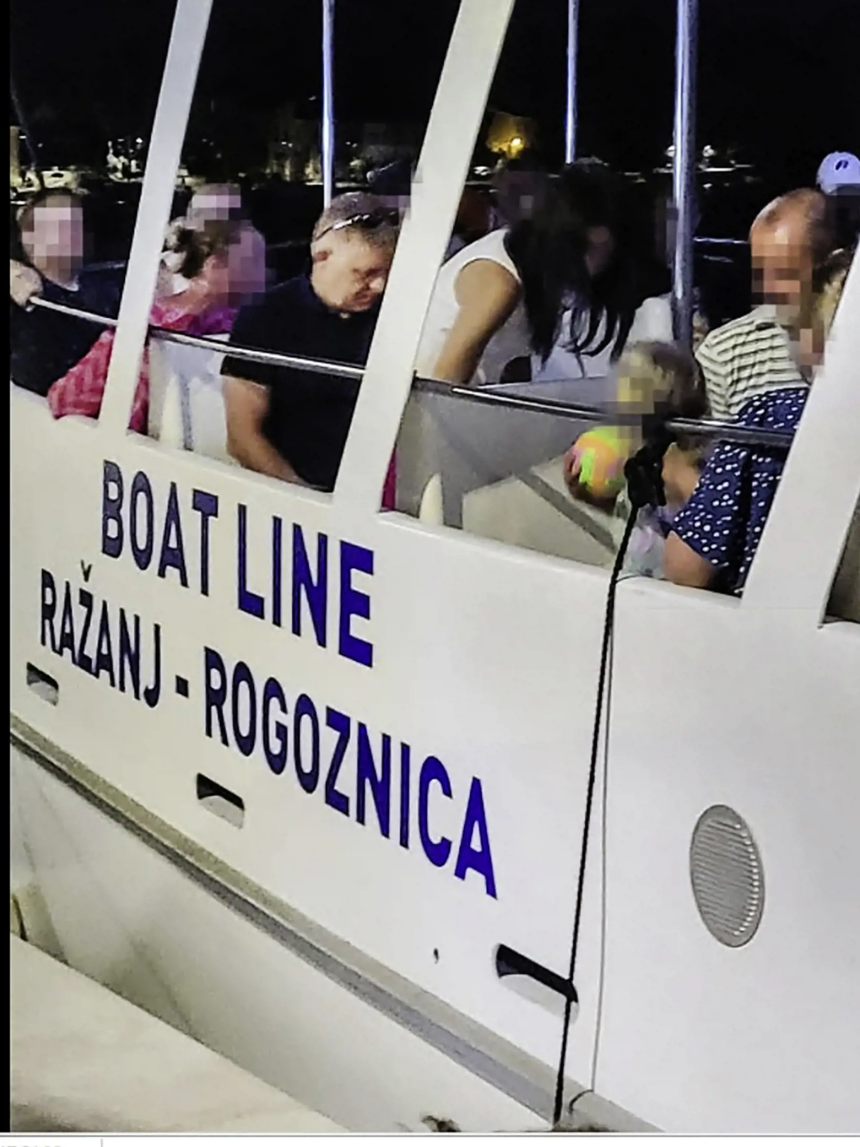 Bez strachu. Premiér postrelený v dave pred dvoma mesiacmi nasadol do tejto lode plnej cudzích ľudí.