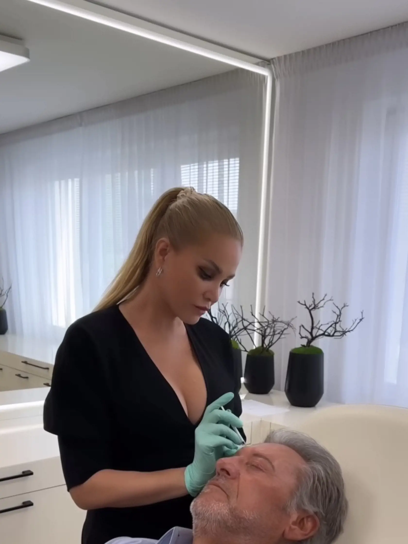 Manželia Lelkesovci sa na klinike v Pezinku sa nechali omladiť kyselinou.
