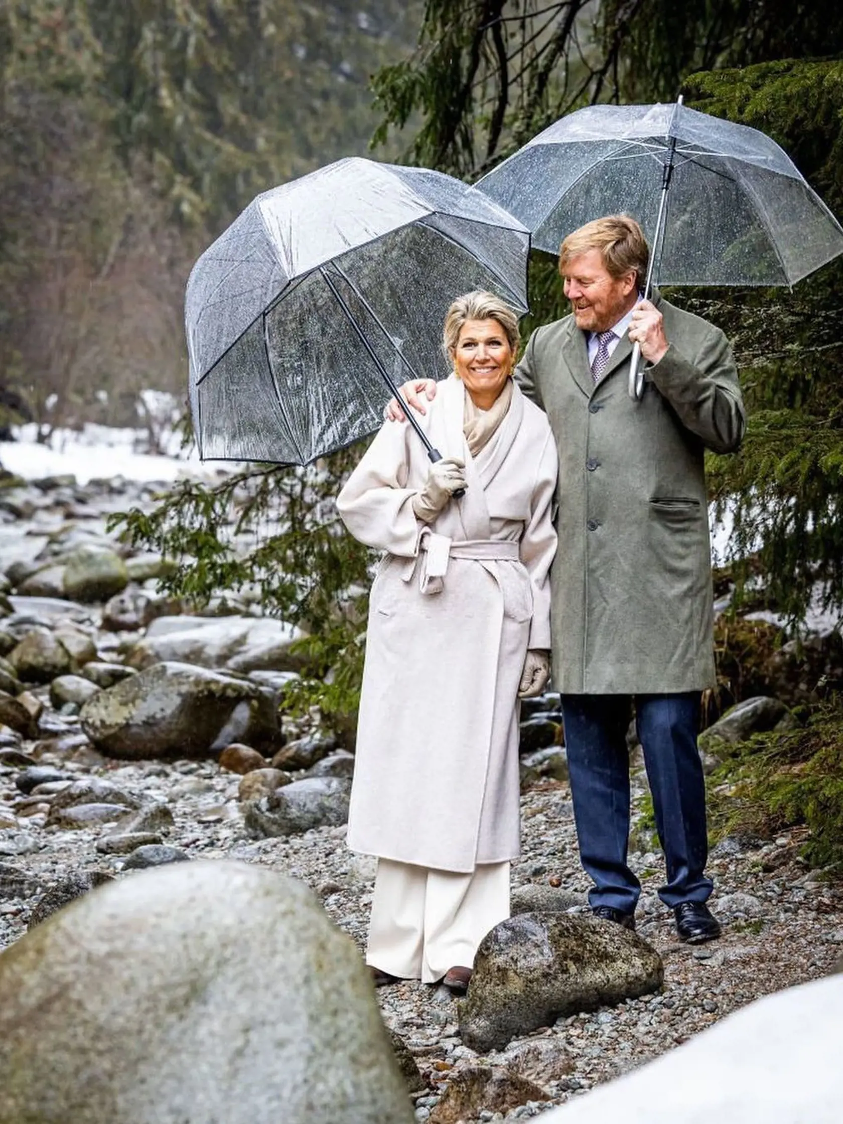 Holandská kráľovná Máxima sa na návšteve Tatranského národného parku objavila v elegantnom nohavicovom kostýme z dielne belgického módneho domu Maison Natan Couture a dlhom vlnenom kabáte značky Massimo Dutti.