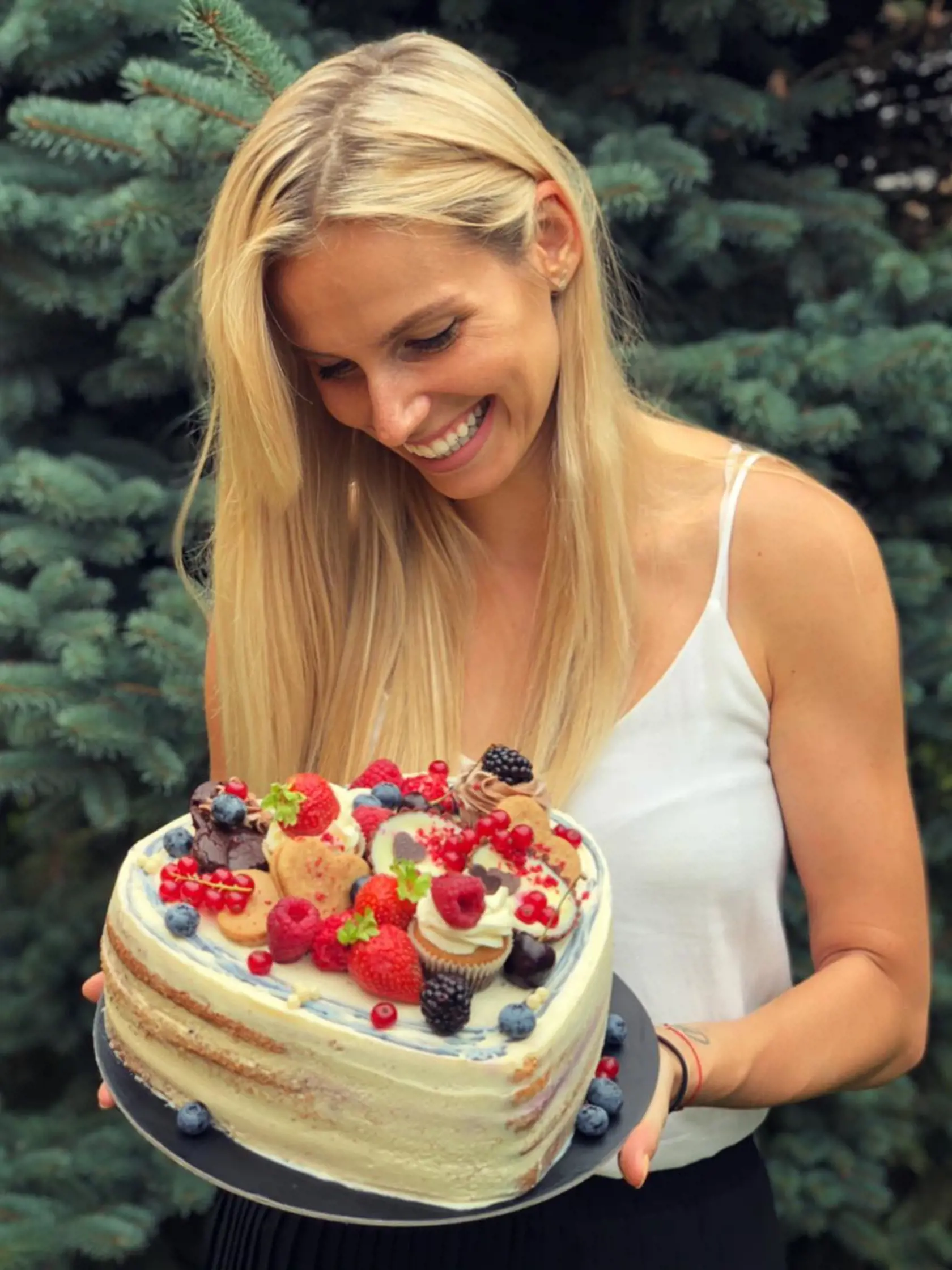 Diana pečie svojej rodinke krásne torty.