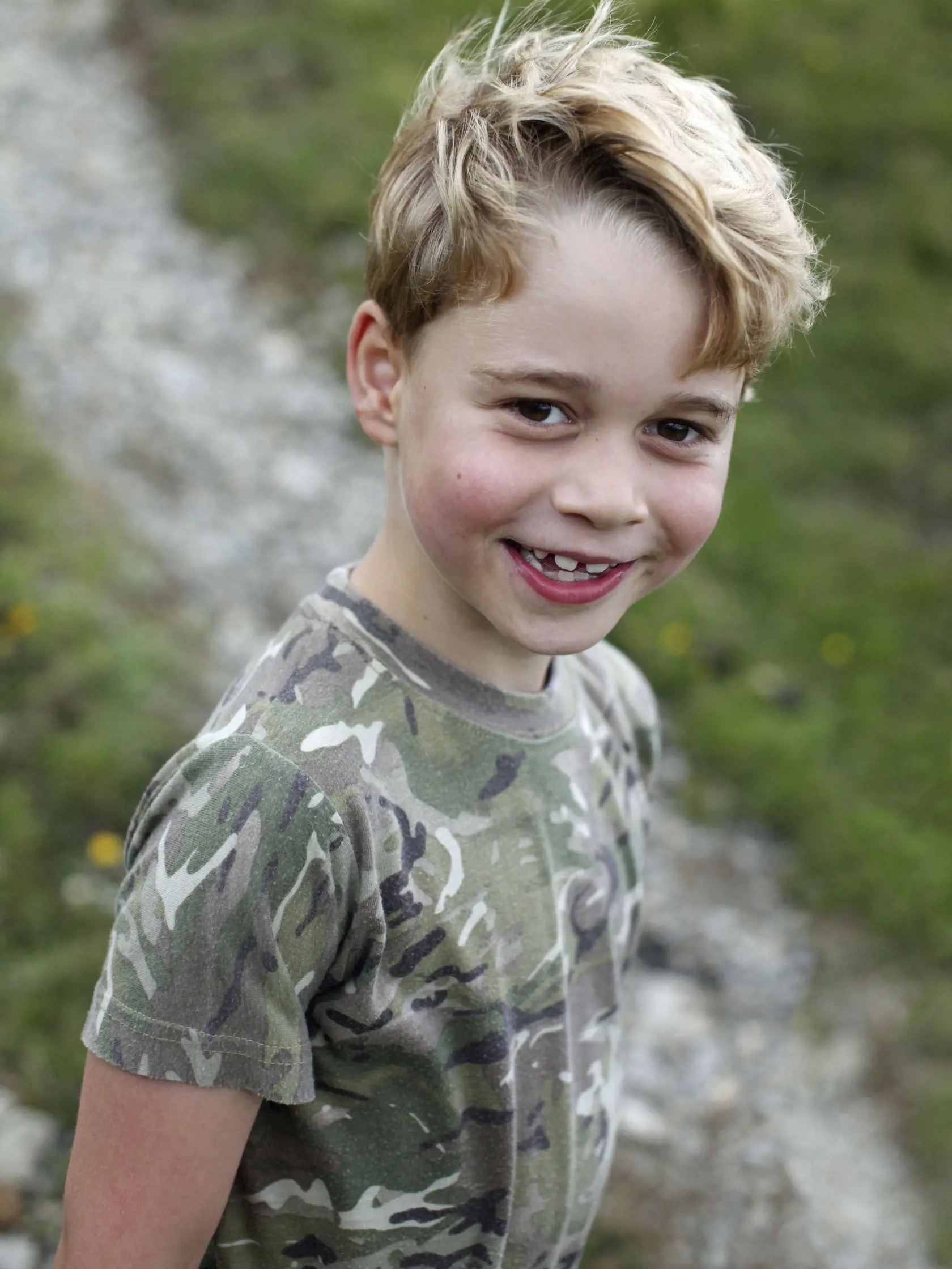 Starší princ George (10) je v zozname najbohatších slávnych detí hneď po sestre na druhom mieste s čistou hodnotou 2,8 miliard eur.