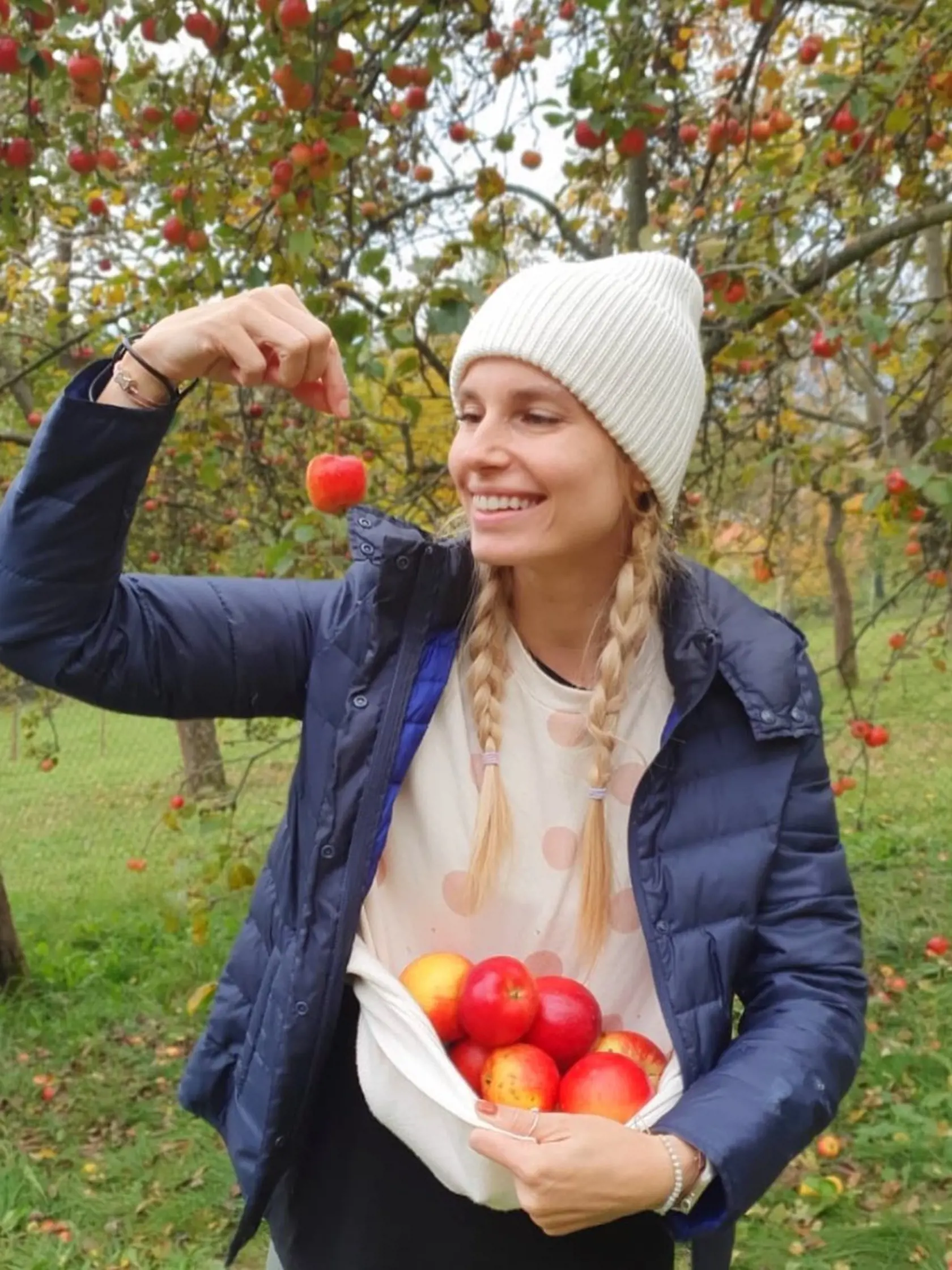 Diana sa vybrala na zber jabĺčok, aby bolo z čoho piecť!