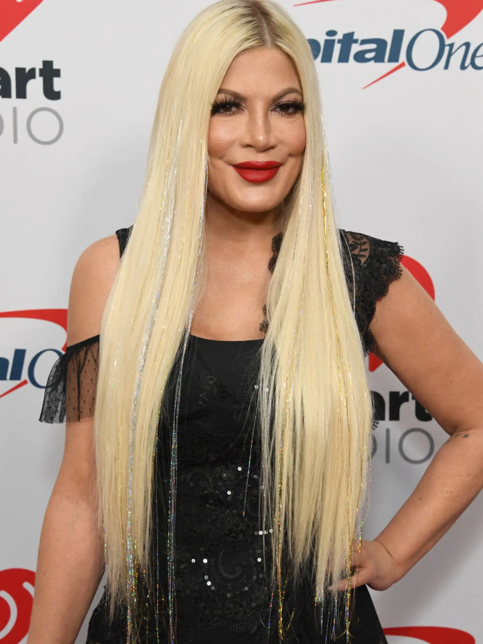 V Los Angeles sa v piatok konala akcia iHeartRadio's 2021 Jingle Ball.  Na červenom koberci sa objavili dokonca aj dve seriálové krásky z 90. rokov. Jeden z najodvážnejších modelov dokonca  predviedla seriálová Dona z Beverly Hills 90210 herečka Tori Spelling.